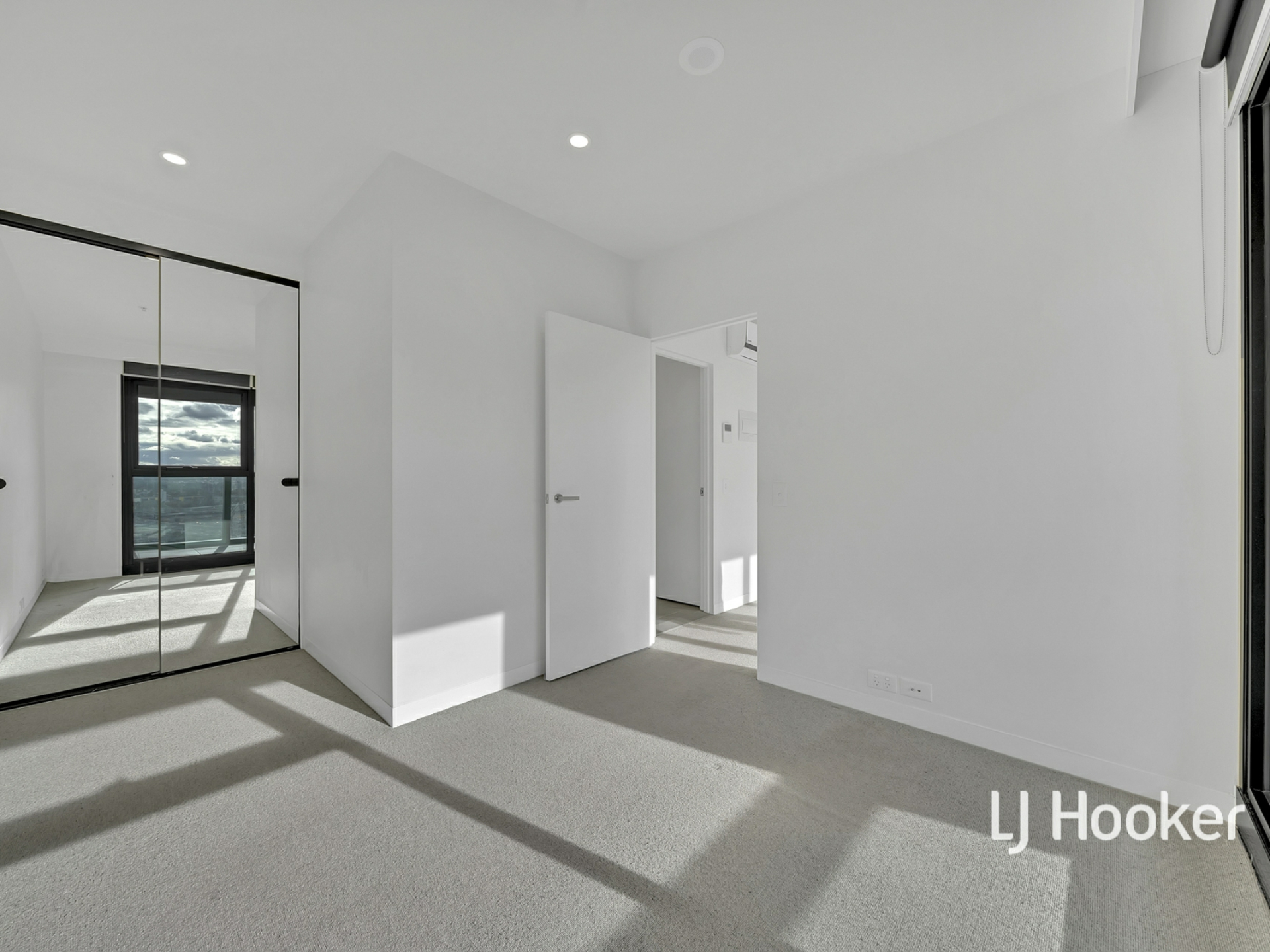 2405/8 Pearl River Road, DOCKLANDS