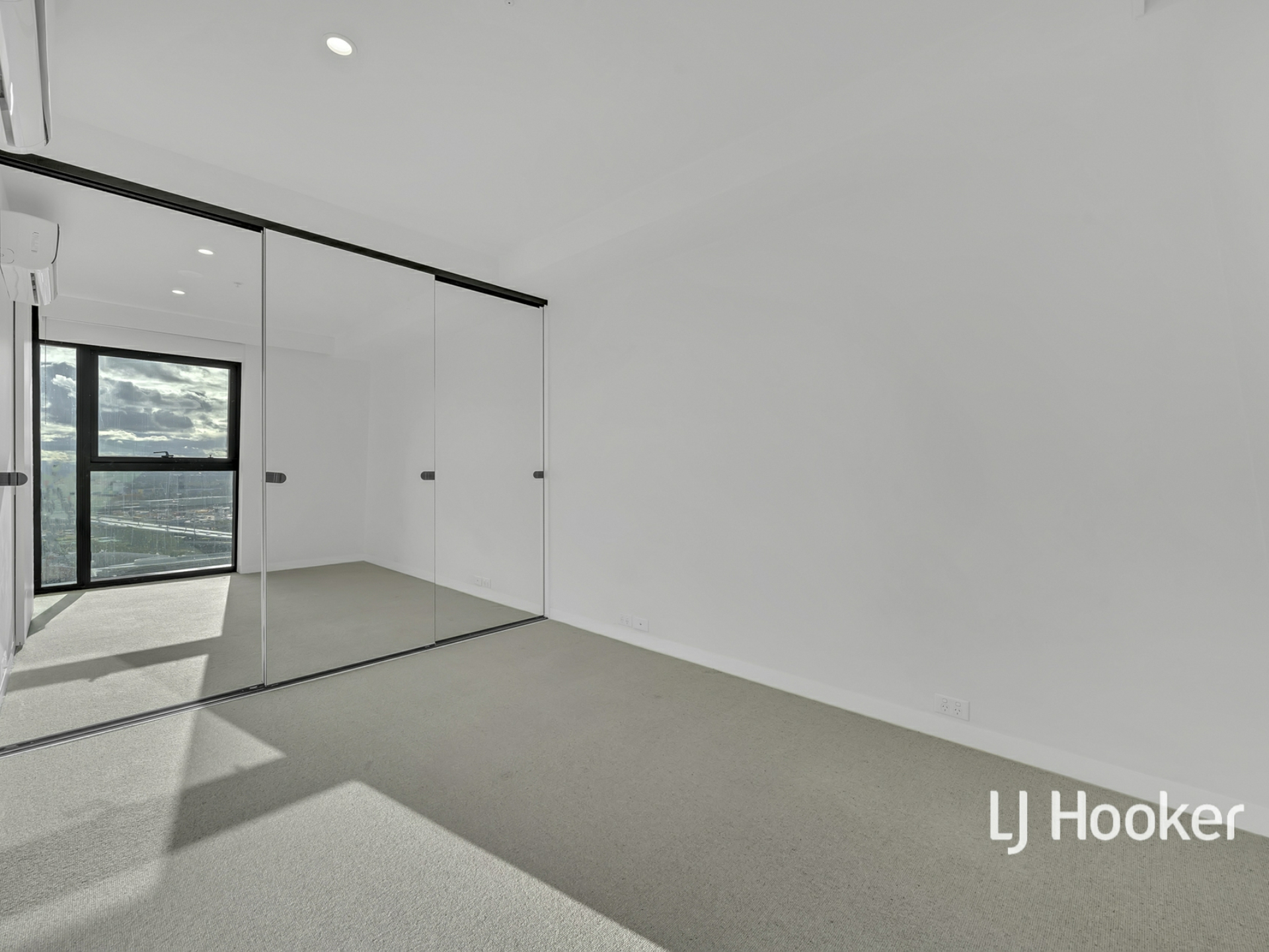2405/8 Pearl River Road, DOCKLANDS