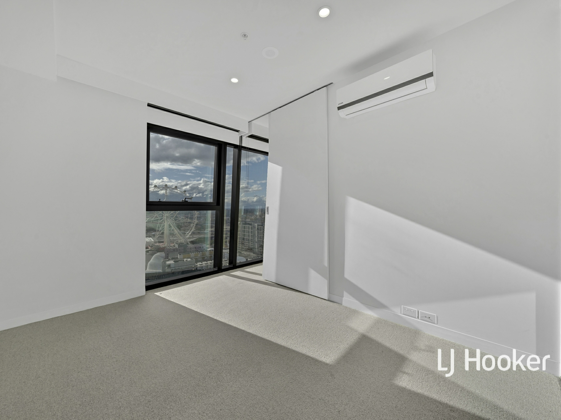 2405/8 Pearl River Road, DOCKLANDS