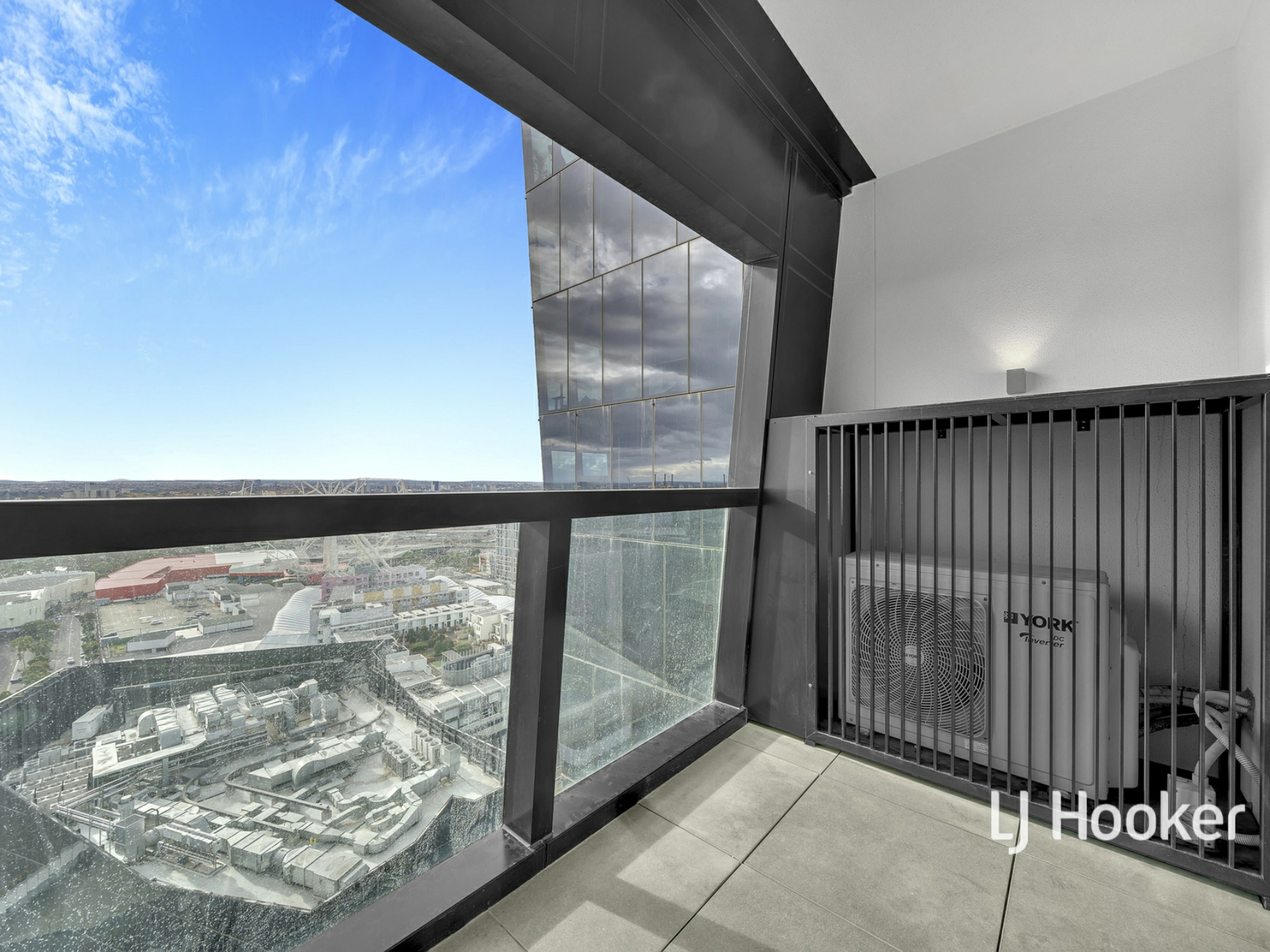 2405/8 Pearl River Road, DOCKLANDS
