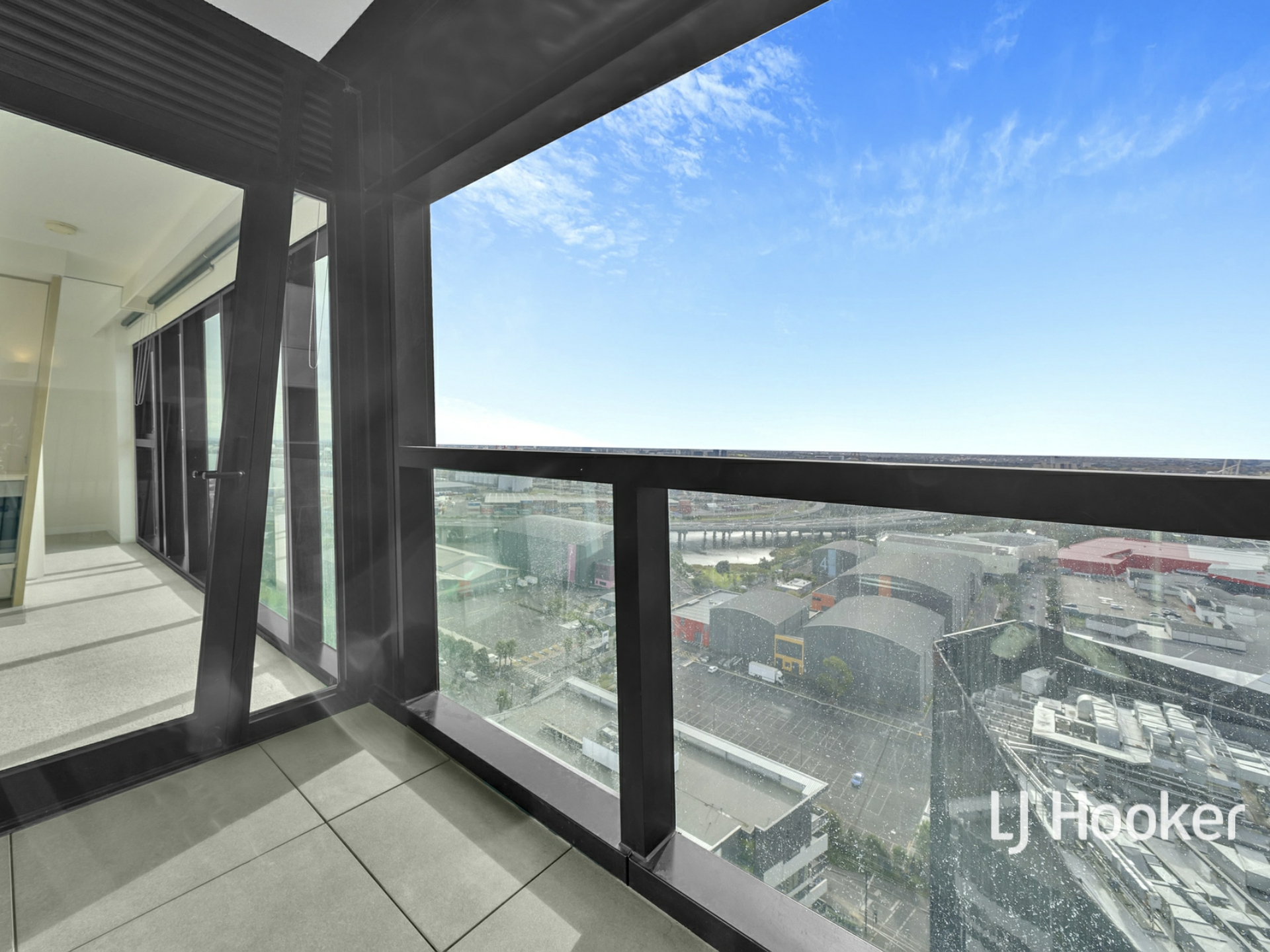 2405/8 Pearl River Road, DOCKLANDS
