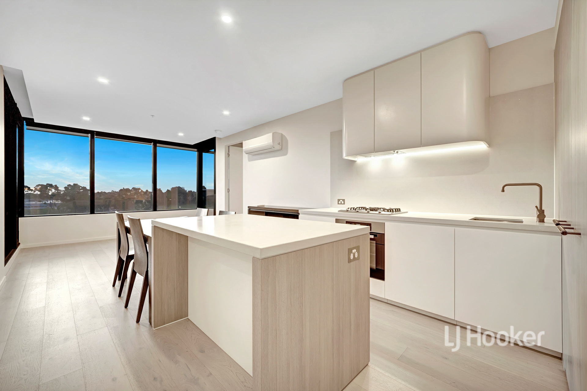 302/2 Snedden Drive, GLEN WAVERLEY
