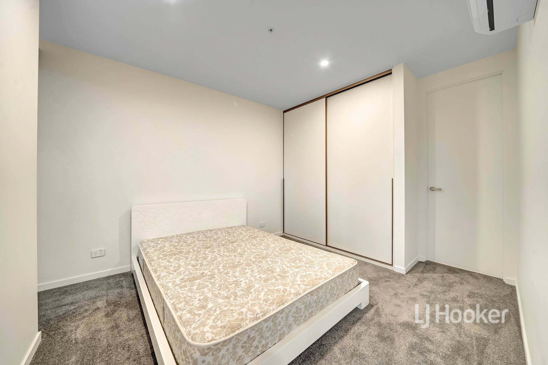 302/2 Snedden Drive, GLEN WAVERLEY