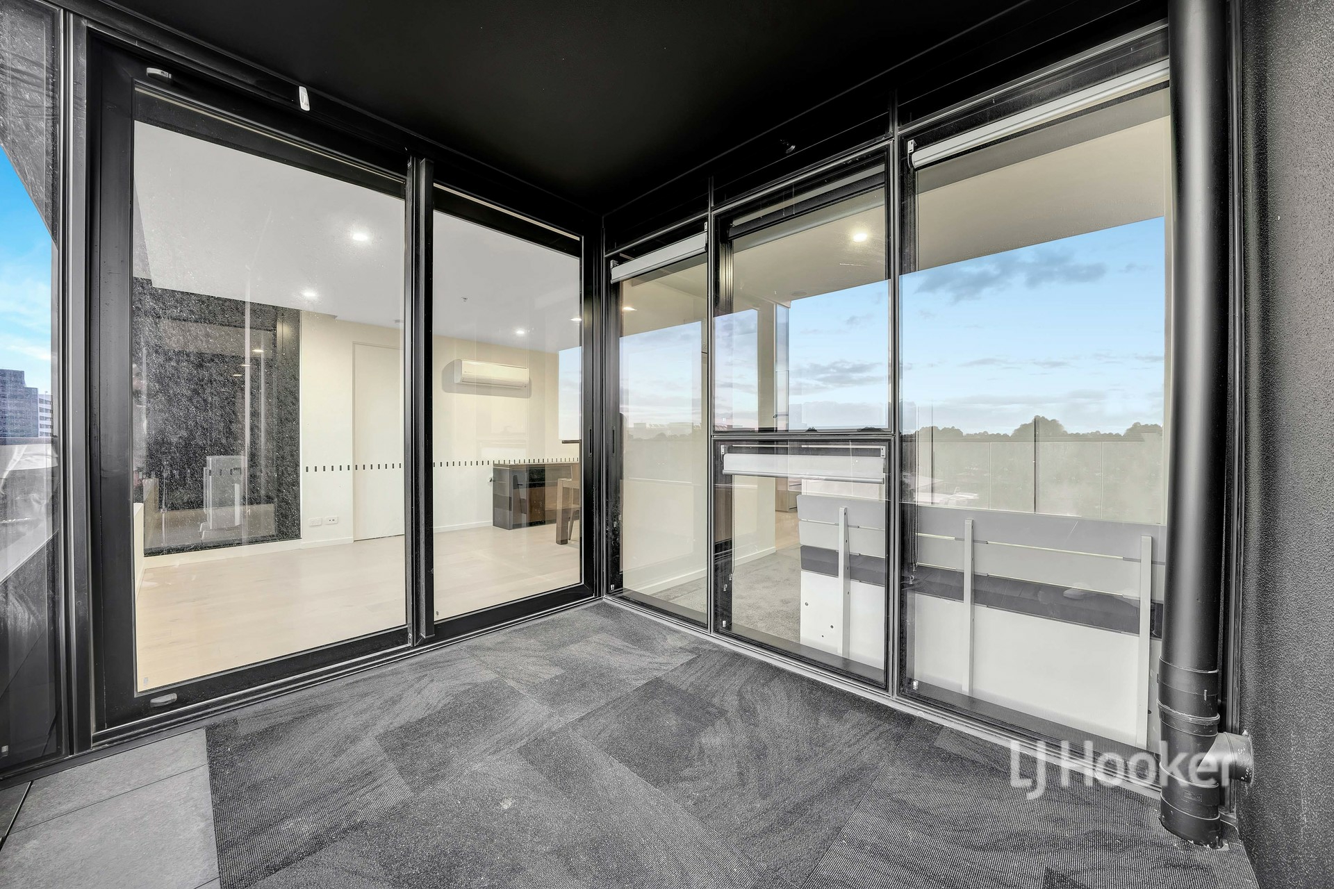 302/2 Snedden Drive, GLEN WAVERLEY