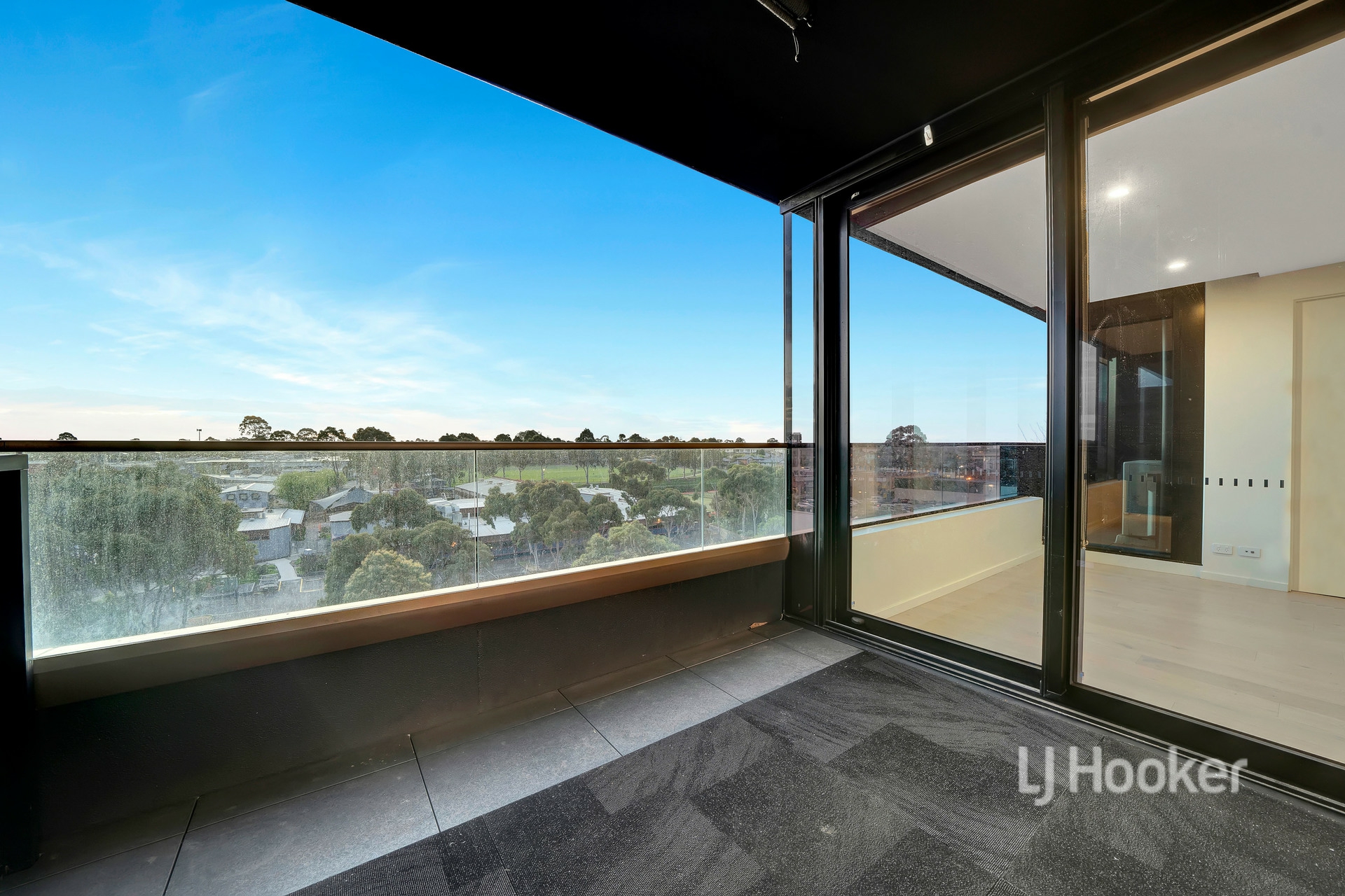 302/2 Snedden Drive, GLEN WAVERLEY