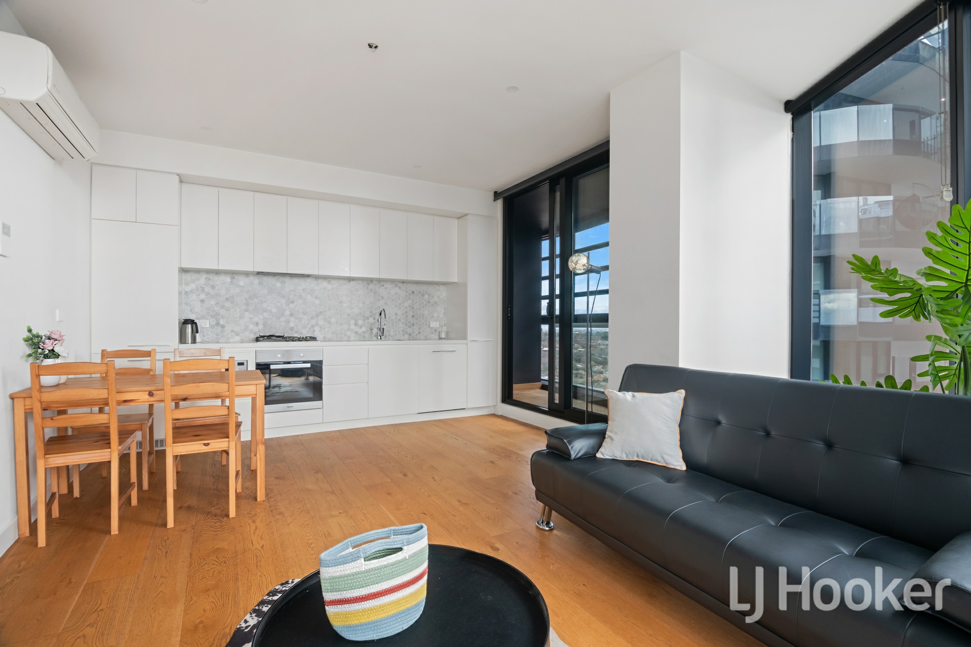 2301/850 Whitehorse Road — photo 3 of 8
