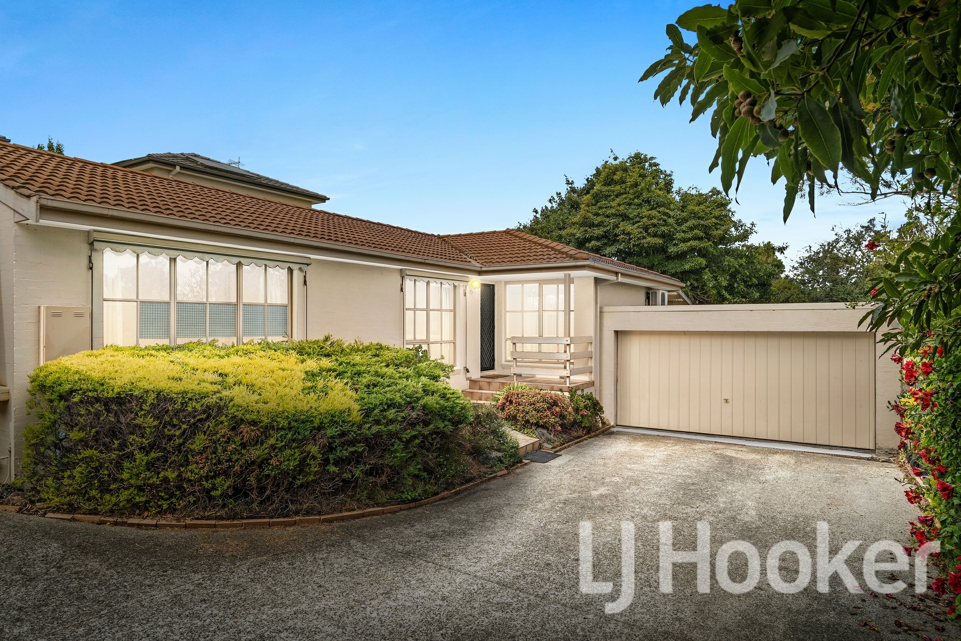 2/76 Eley Road, Burwood