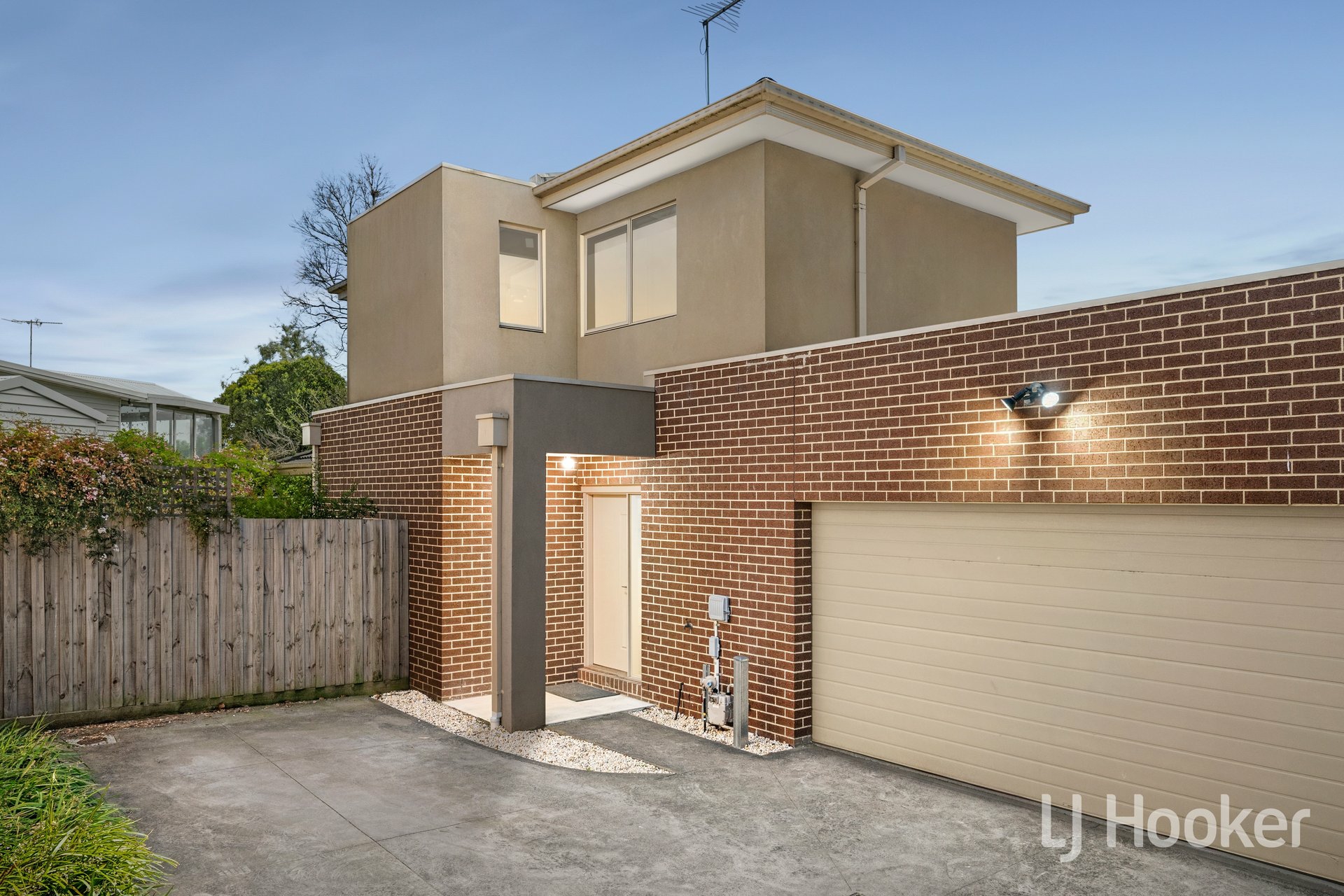 2/11 Stuart Crescent — photo from LJ Hooker Rowville