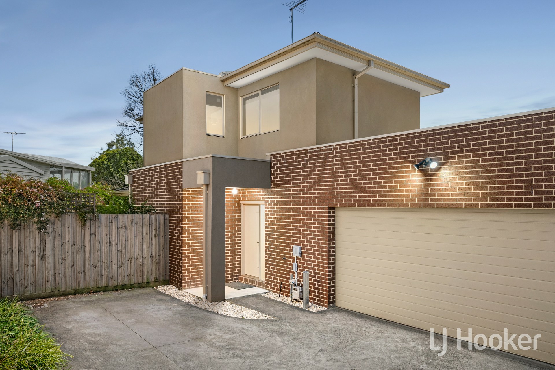 2/11 Stuart Crescent — photo from LJ Hooker Rowville
