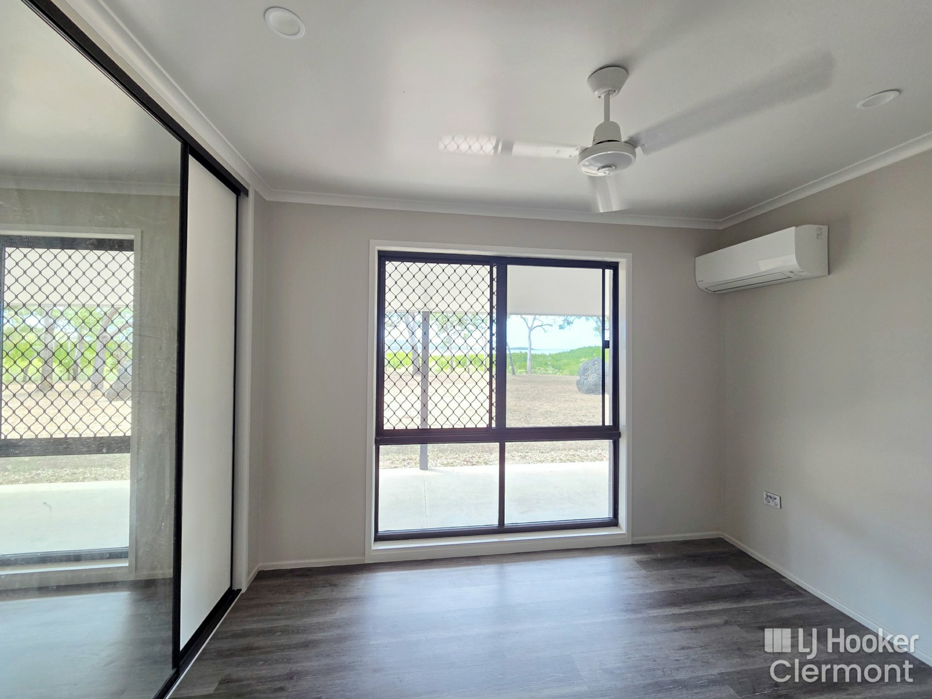 546-562 Miran Khan Drive — photo 11 of 29