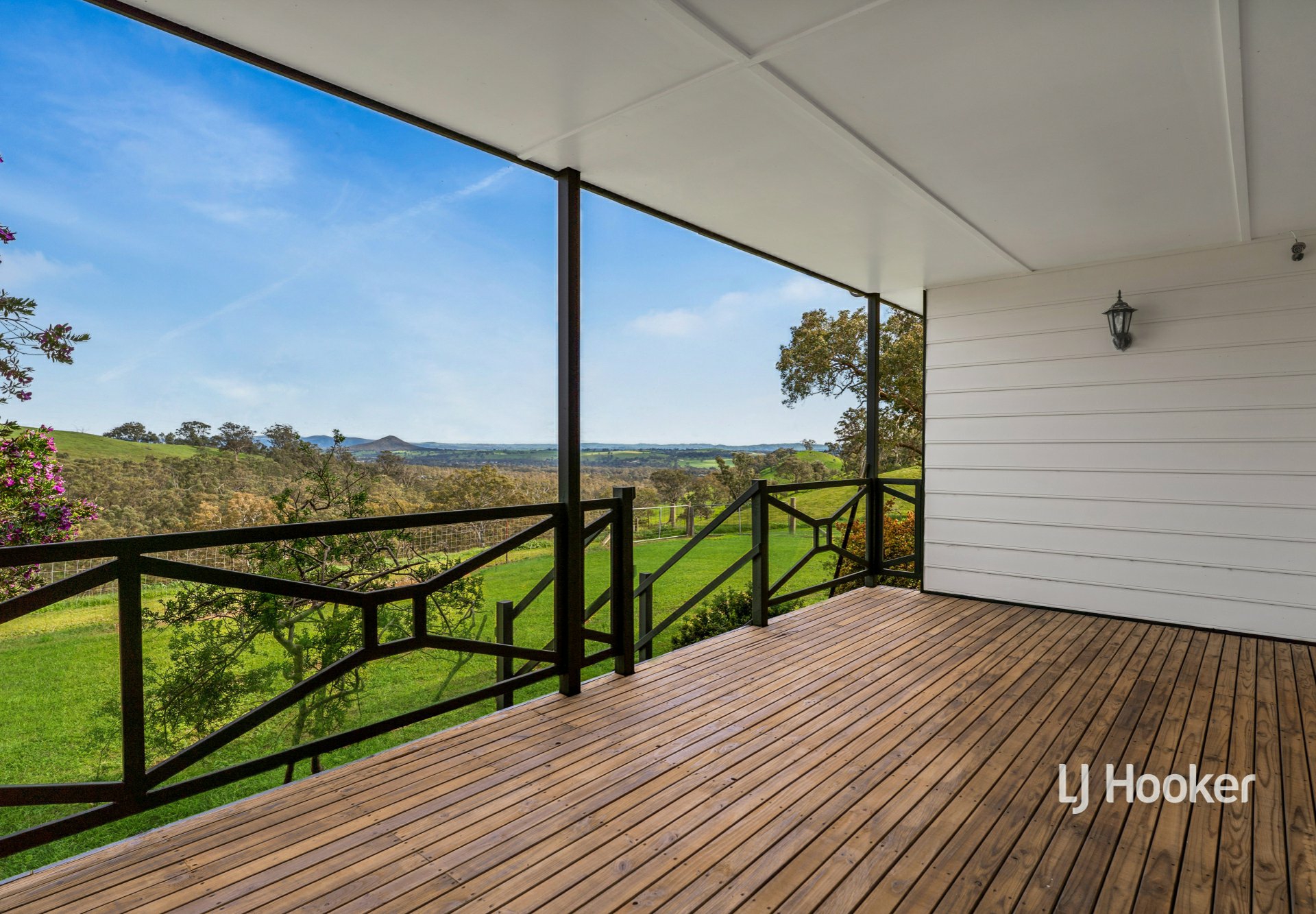25 Elliotts Road — photo 9 of 24