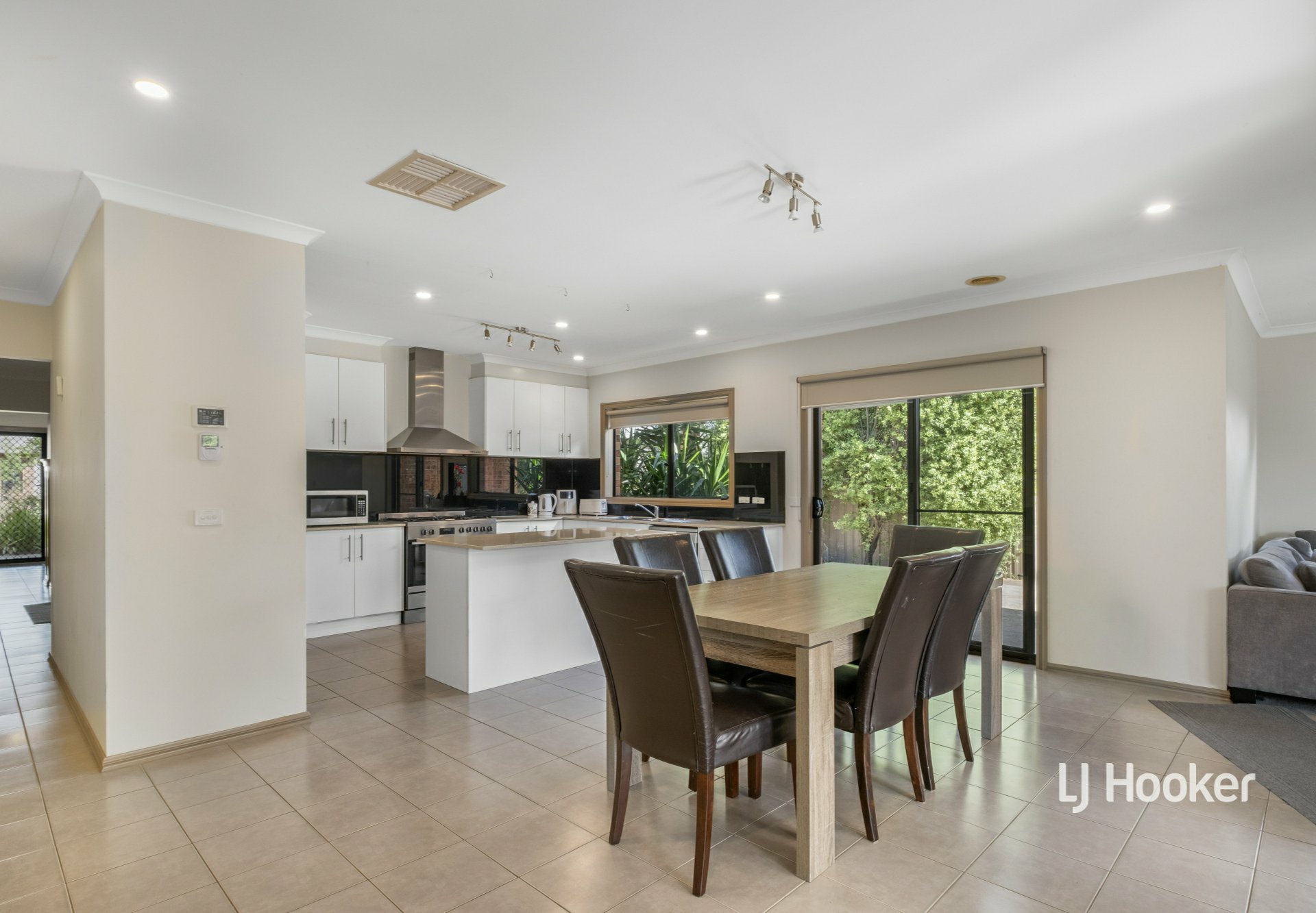 4 Greenwood Rise — photo 2 of 15