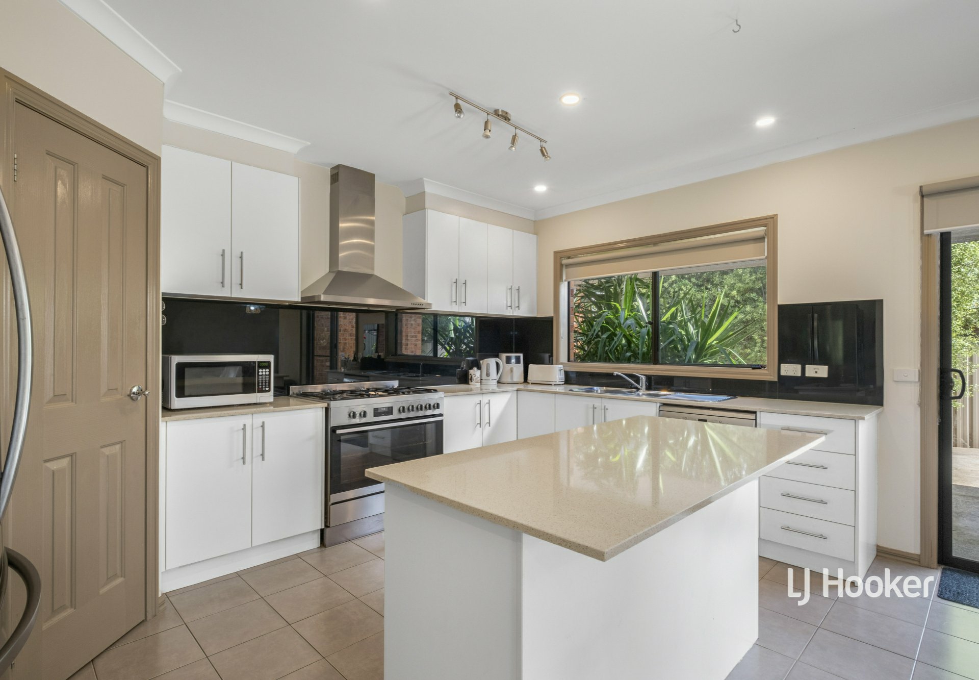 4 Greenwood Rise — photo 3 of 15