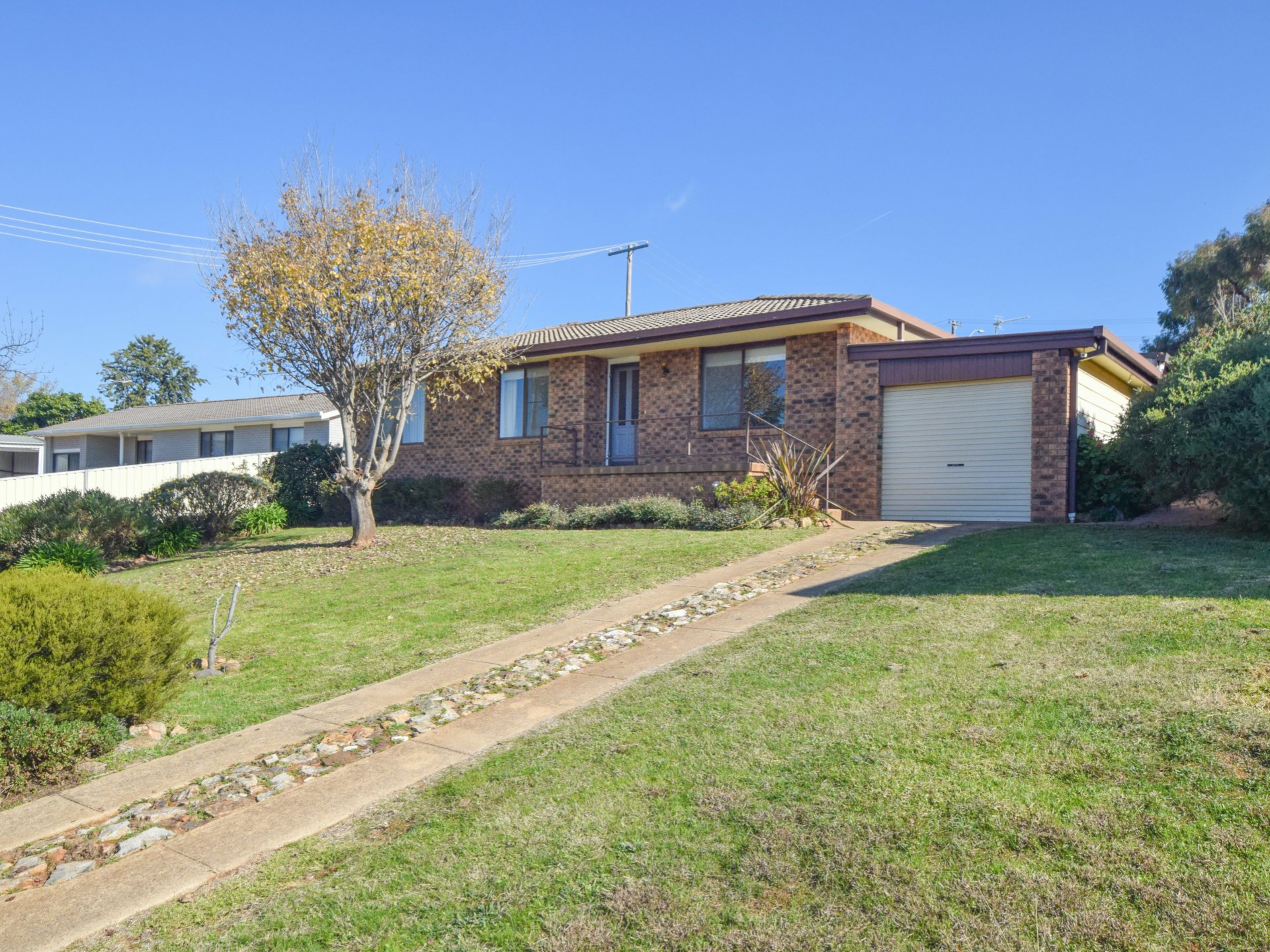 9 Charles Crescent Young NSW