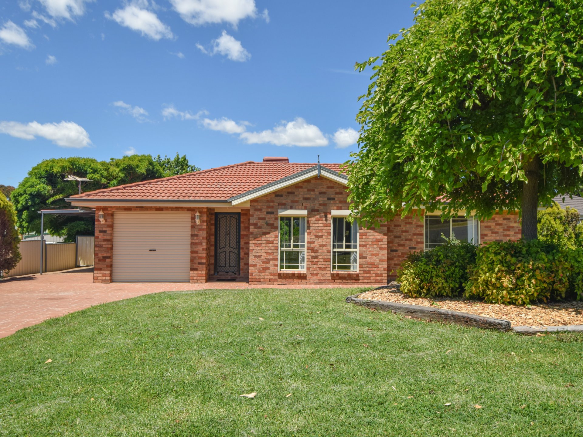 14 Hargreaves Crescent, YOUNG