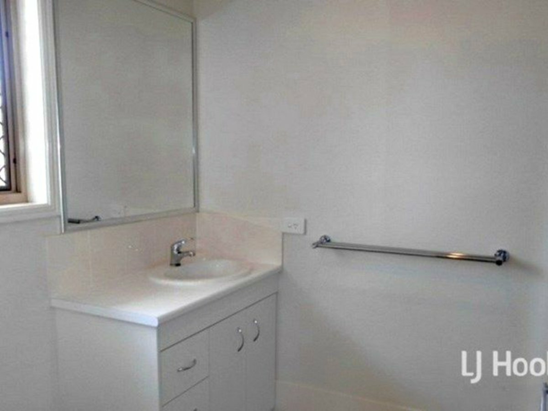 2 Clark Close — photo 8 of 11