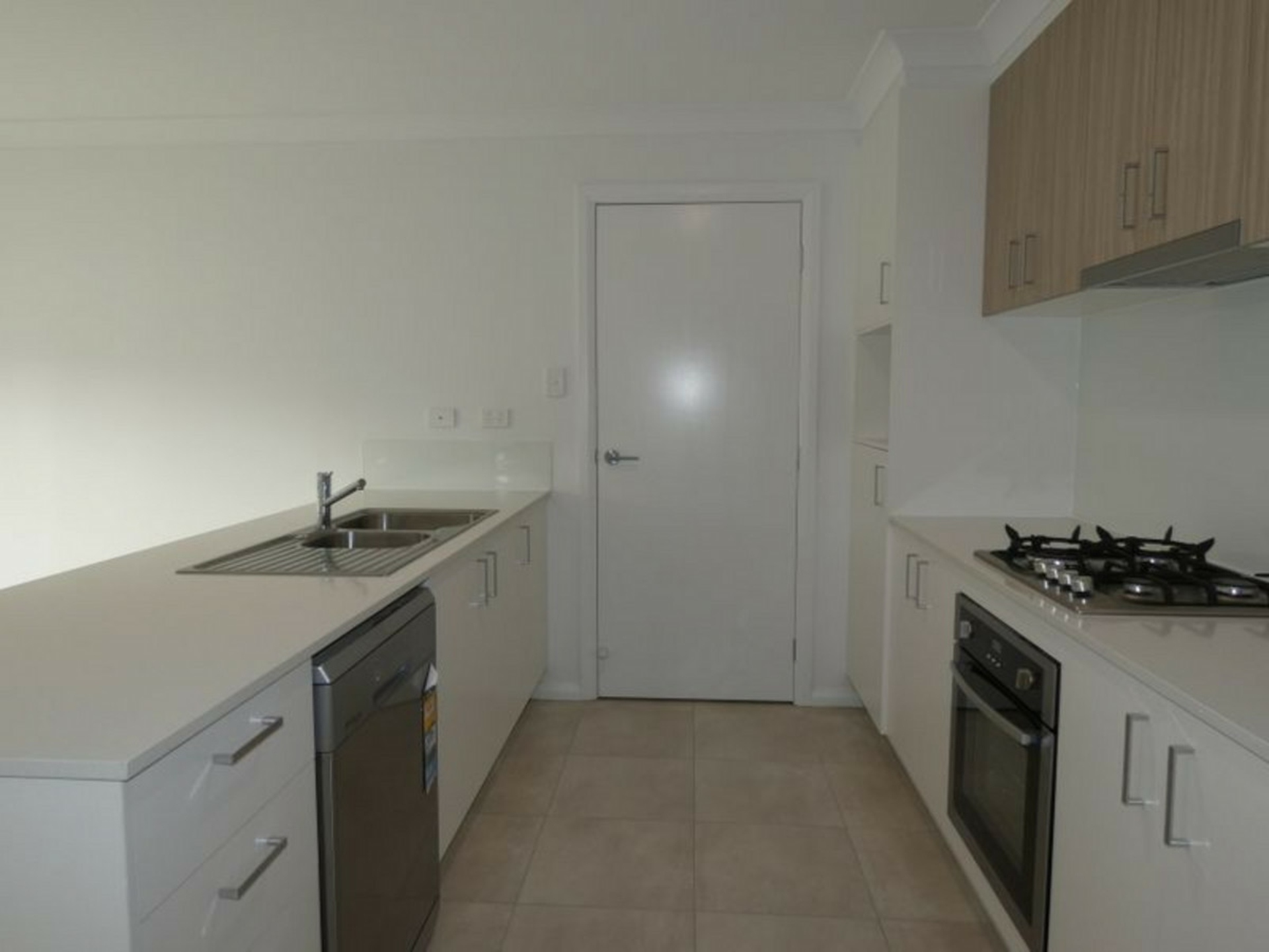 201/1 Christine Drive — photo 2 of 12