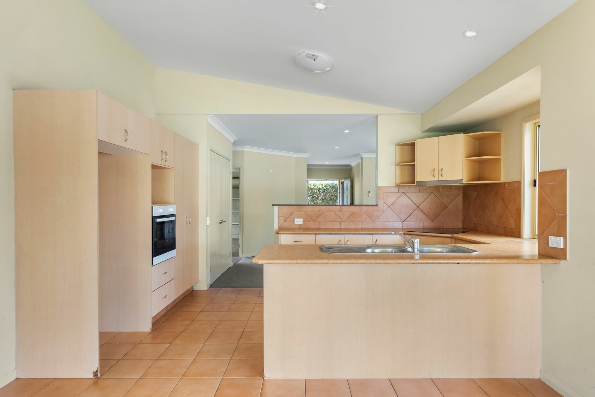 21 Saint Stephens Drive — photo 4 of 20