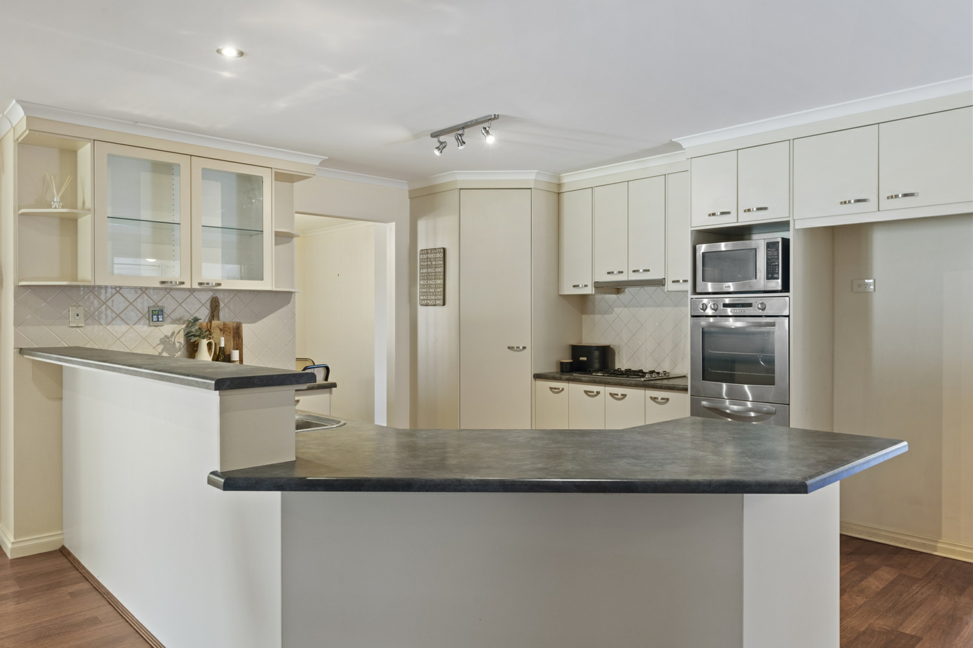 4 Stuart Court, HALLETT COVE