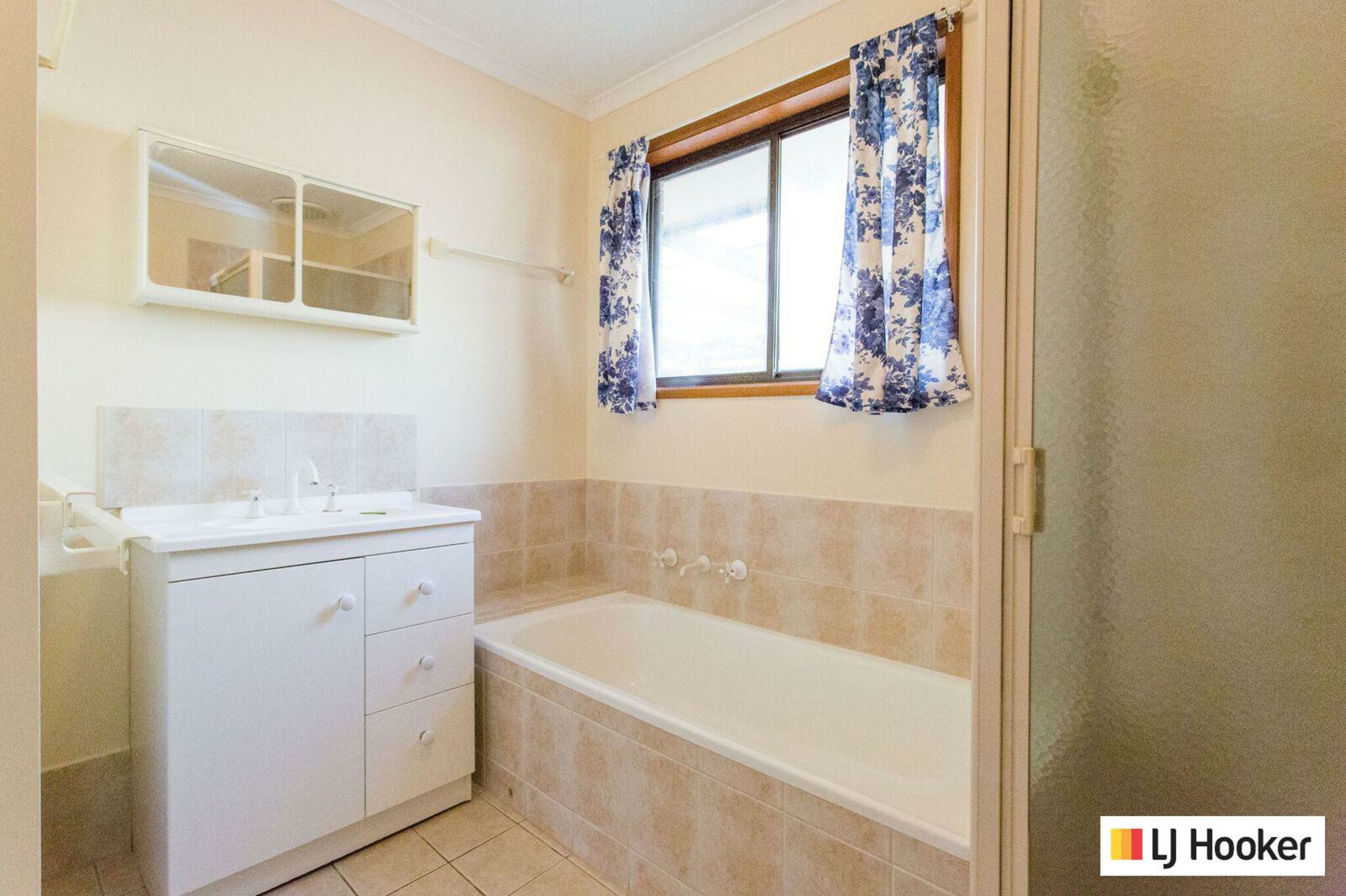 12 Columbia Crescent, HALLETT COVE