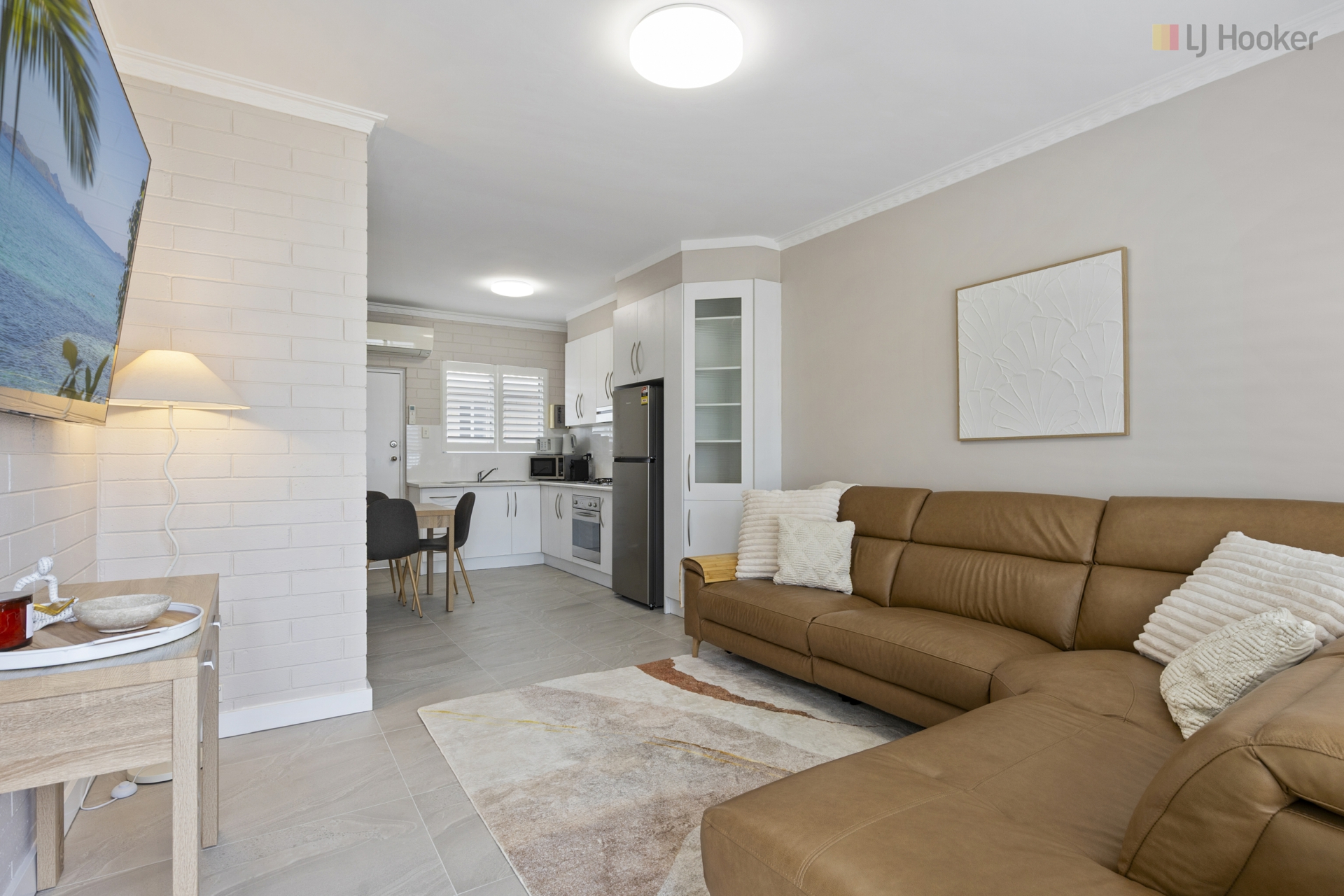 6/11 Alexander Street — photo 3 of 18