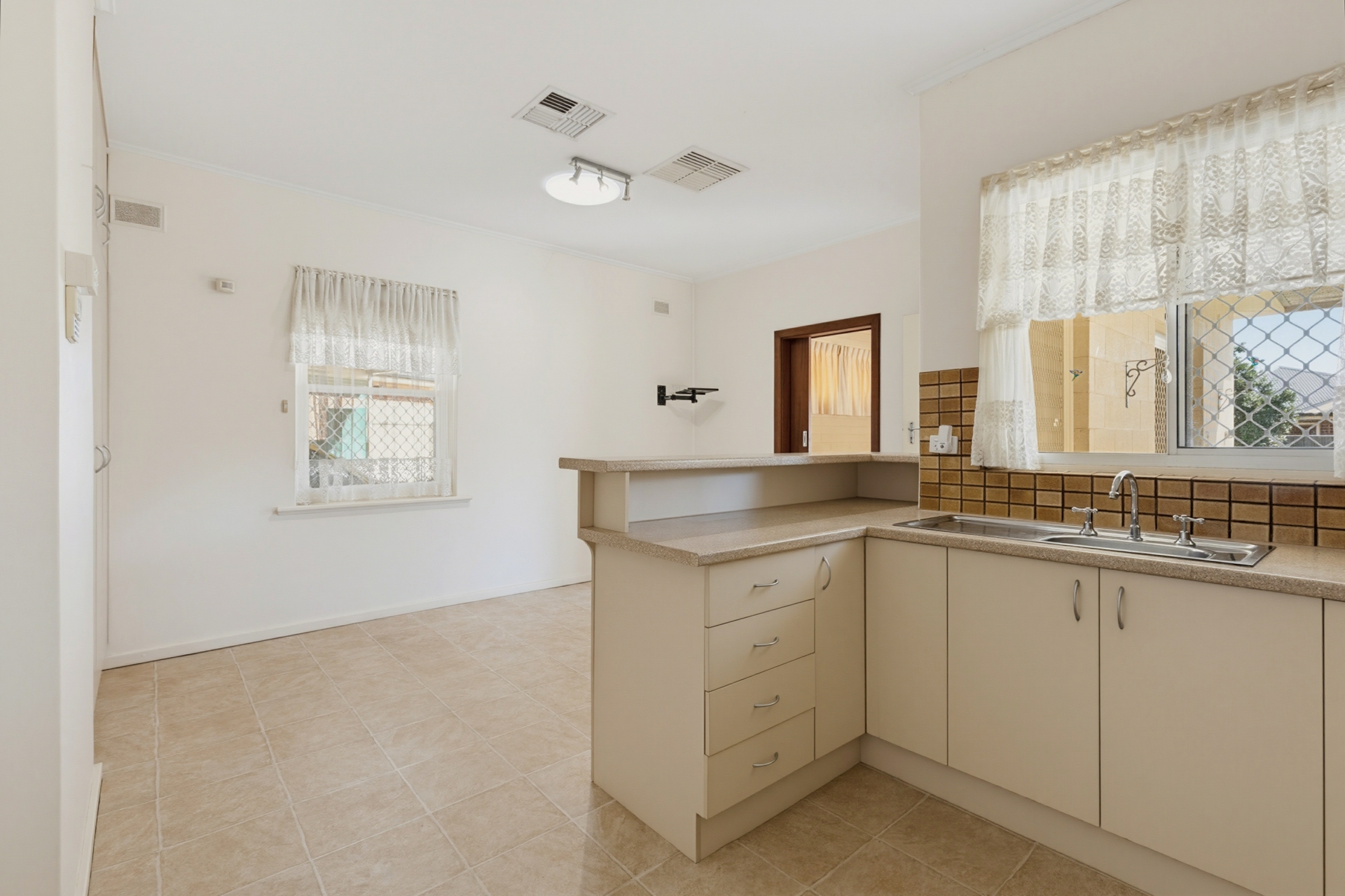 30 Vinall Street — photo 4 of 23