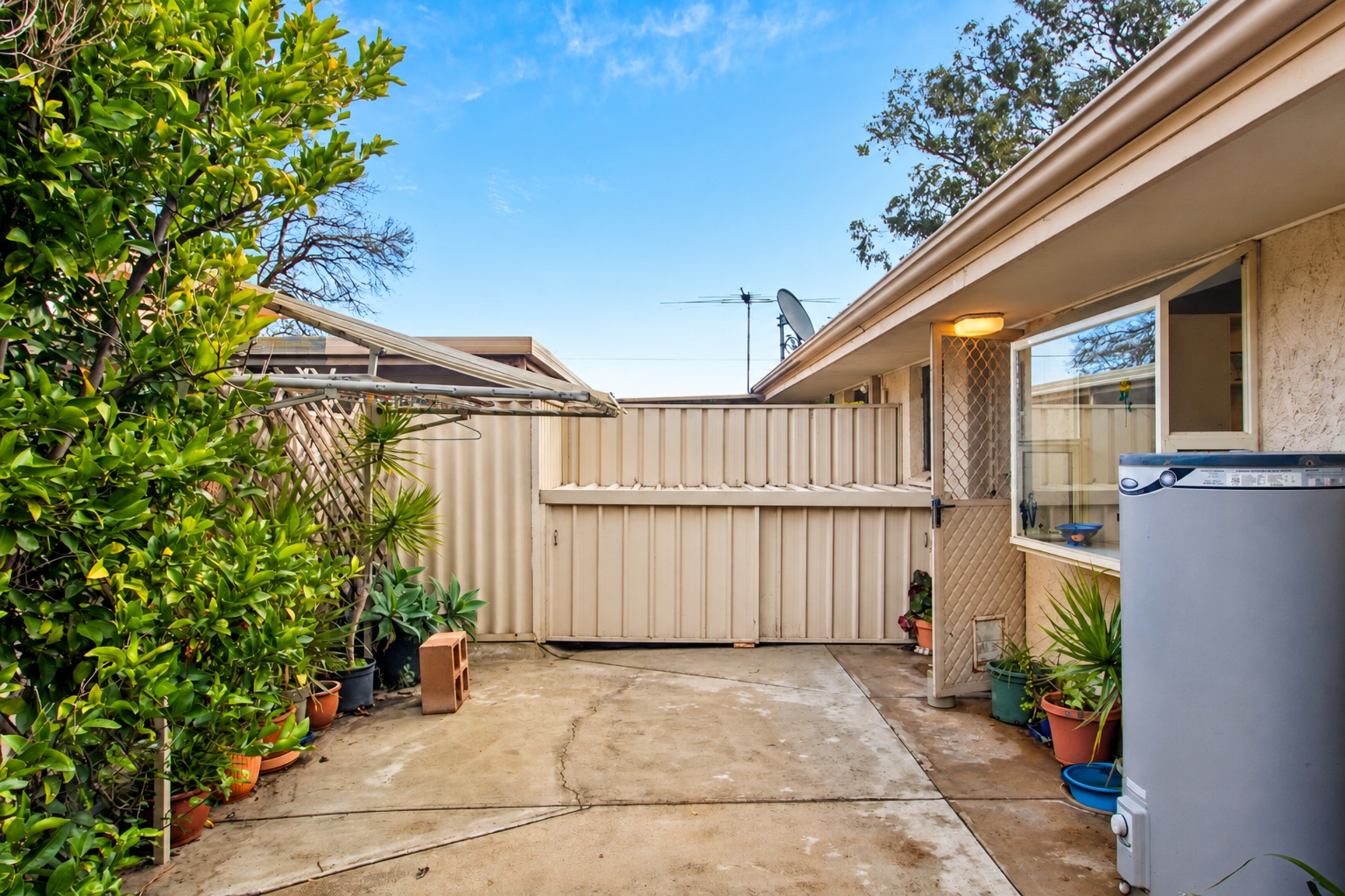 2/3 King George Avenue — photo 15 of 16