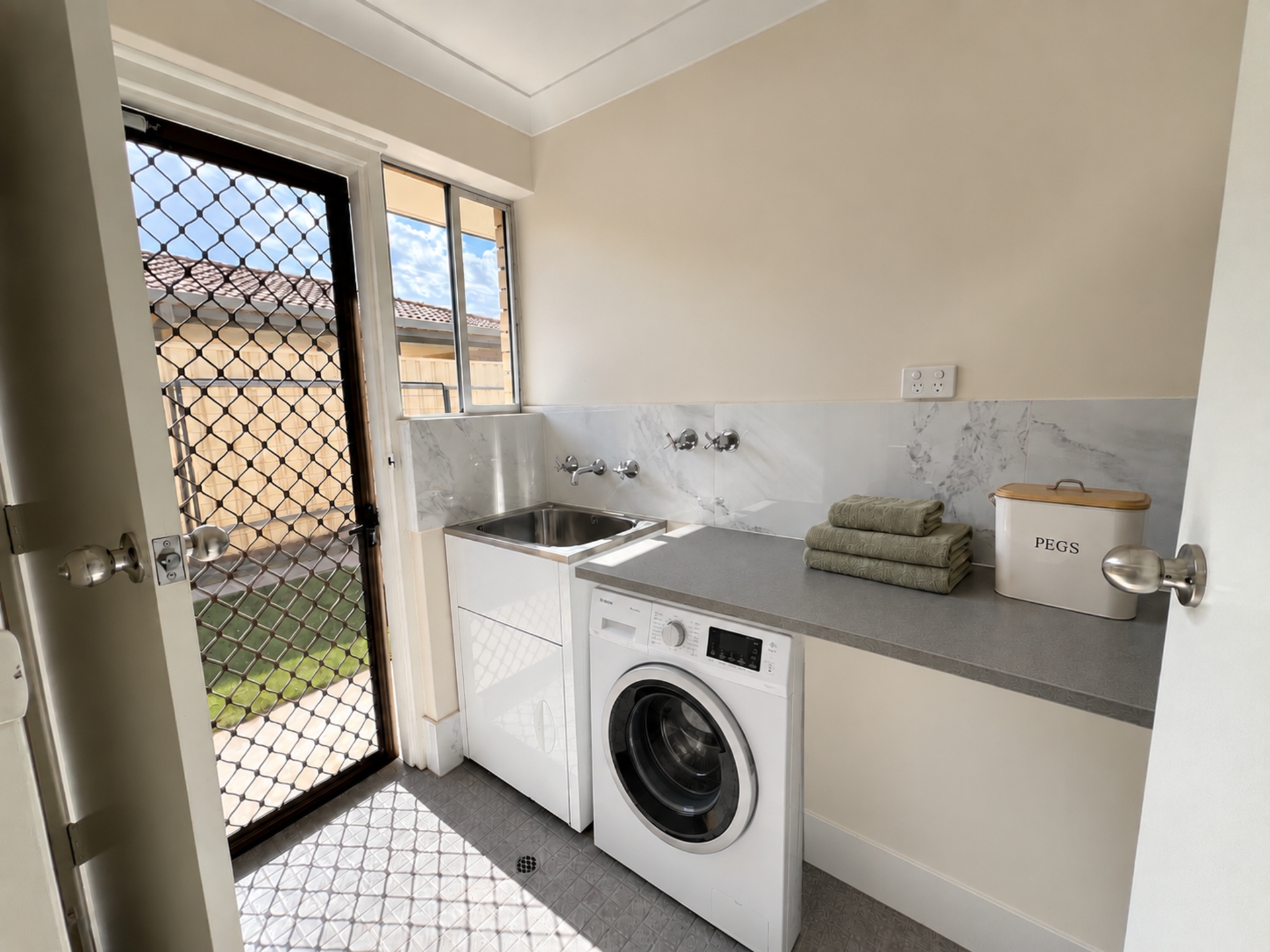 2/47 Angus Avenue — photo 7 of 10