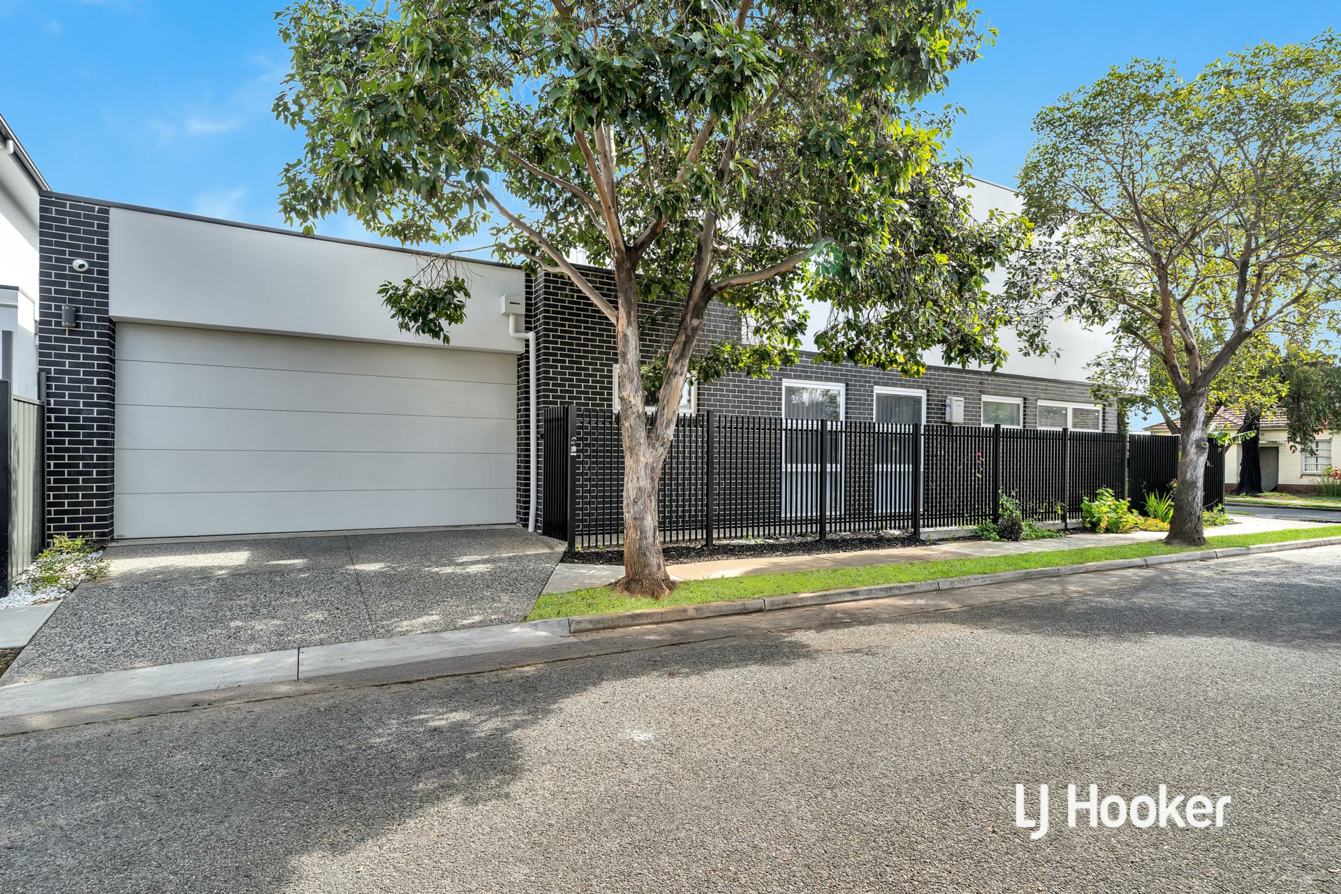 41 Hawkesbury Avenue — photo 3 of 23