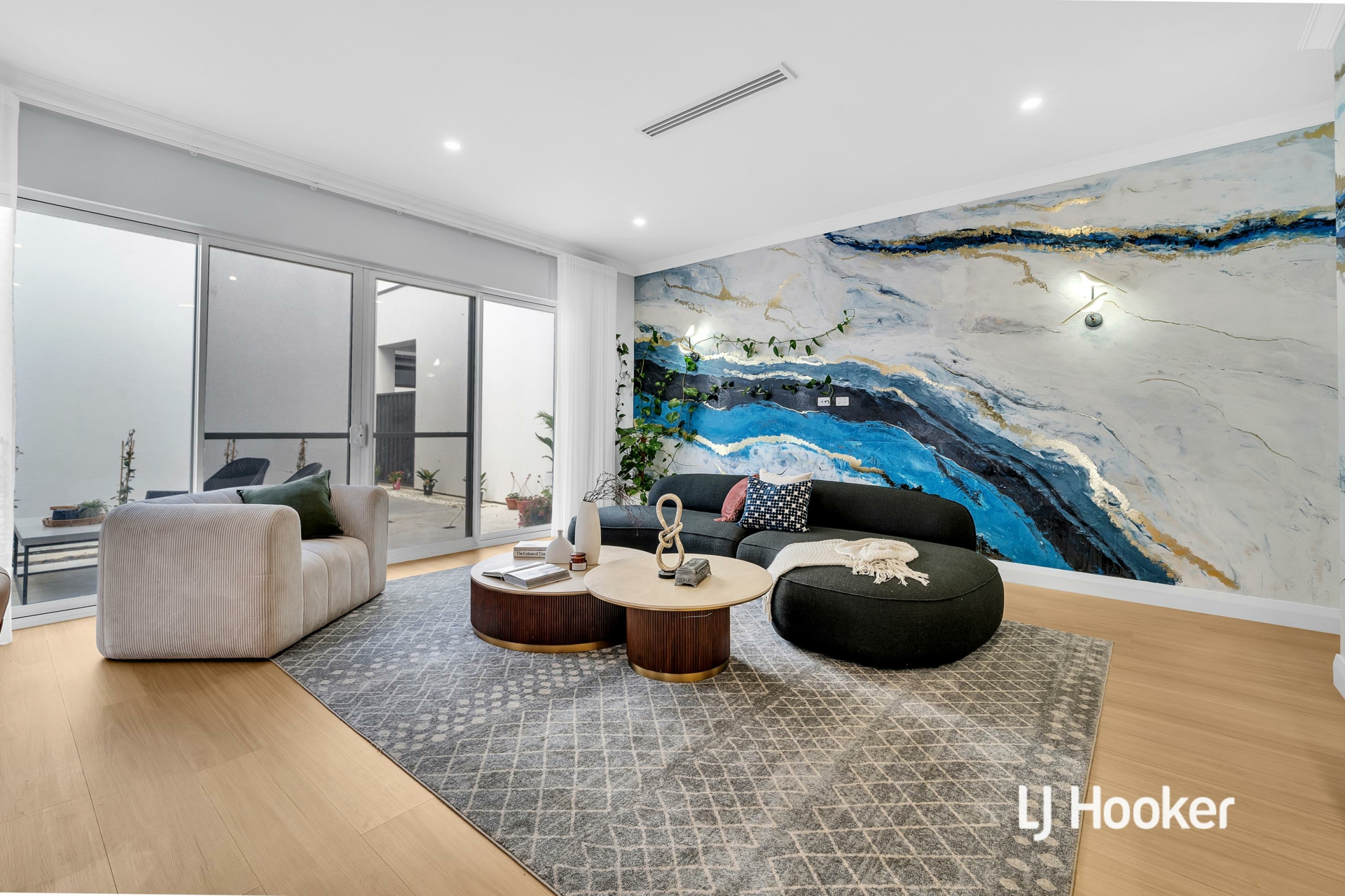 41 Hawkesbury Avenue — photo 4 of 23