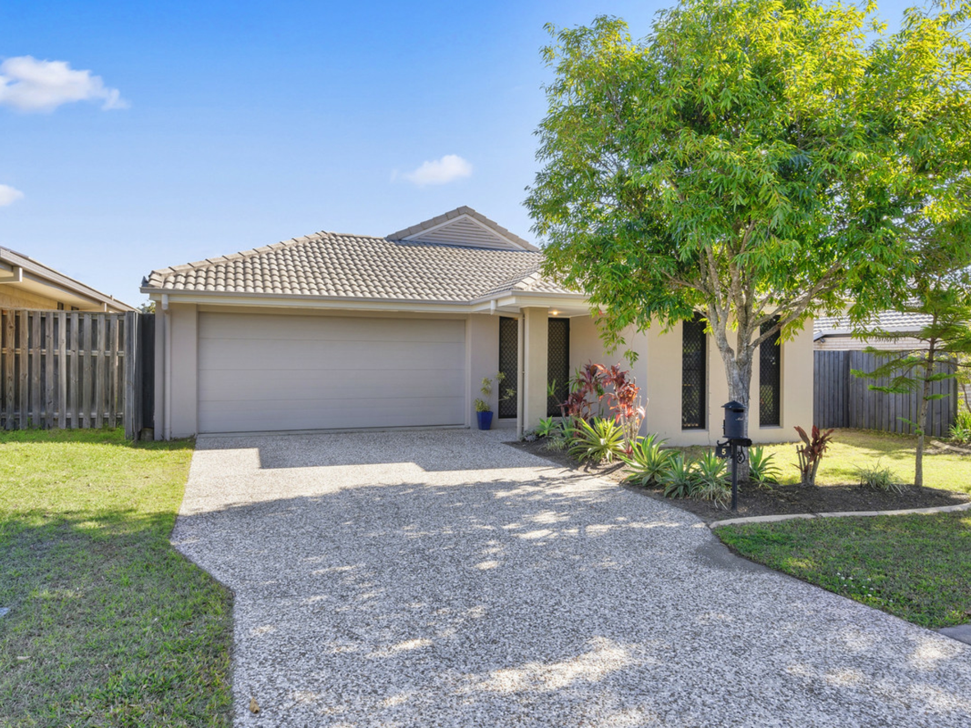 5 Taske Rise Pacific Pines QLD
