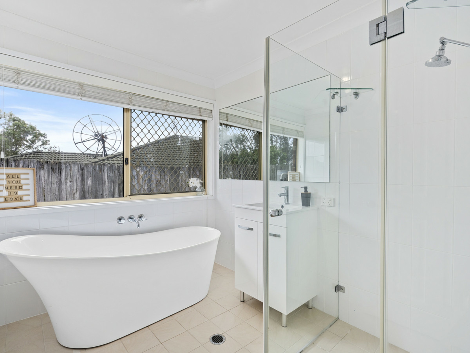 19 Gippsland Drive, HELENSVALE