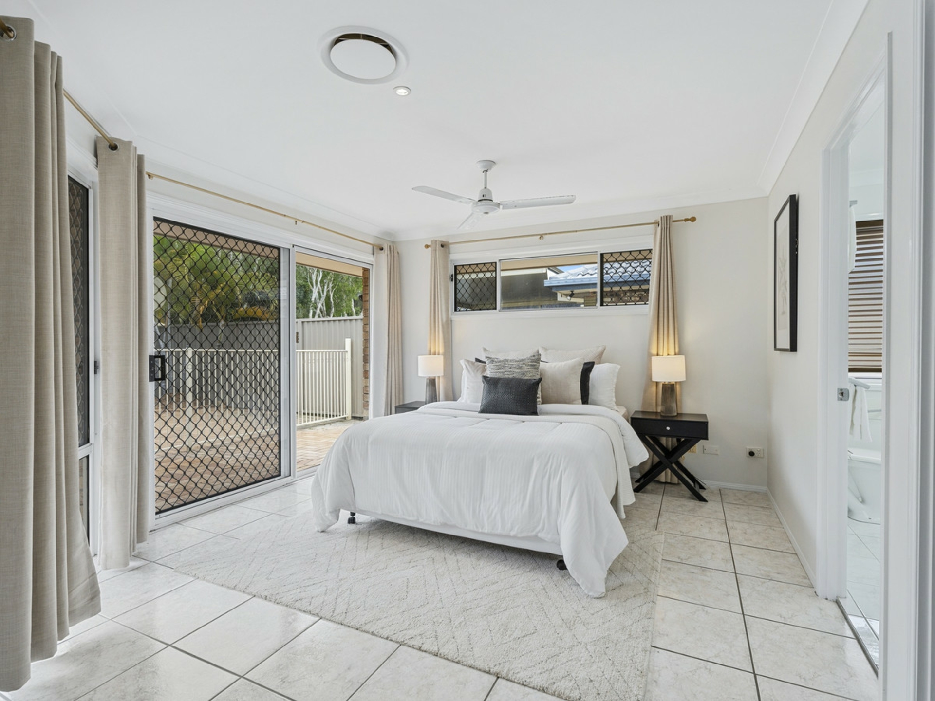 25 Lakeshore Drive, HELENSVALE