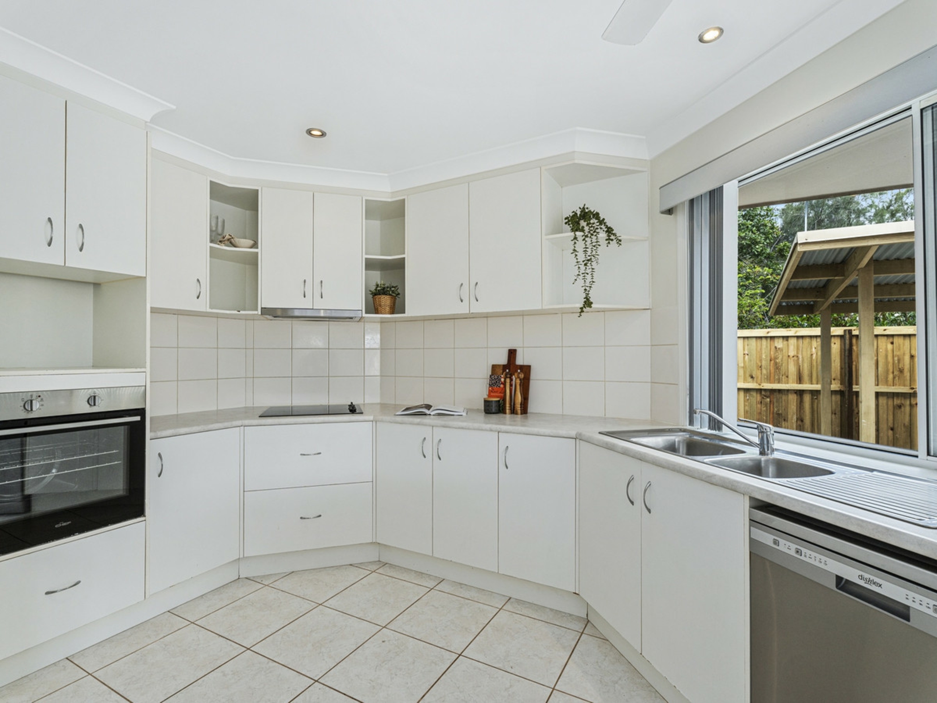 25 Lakeshore Drive, HELENSVALE