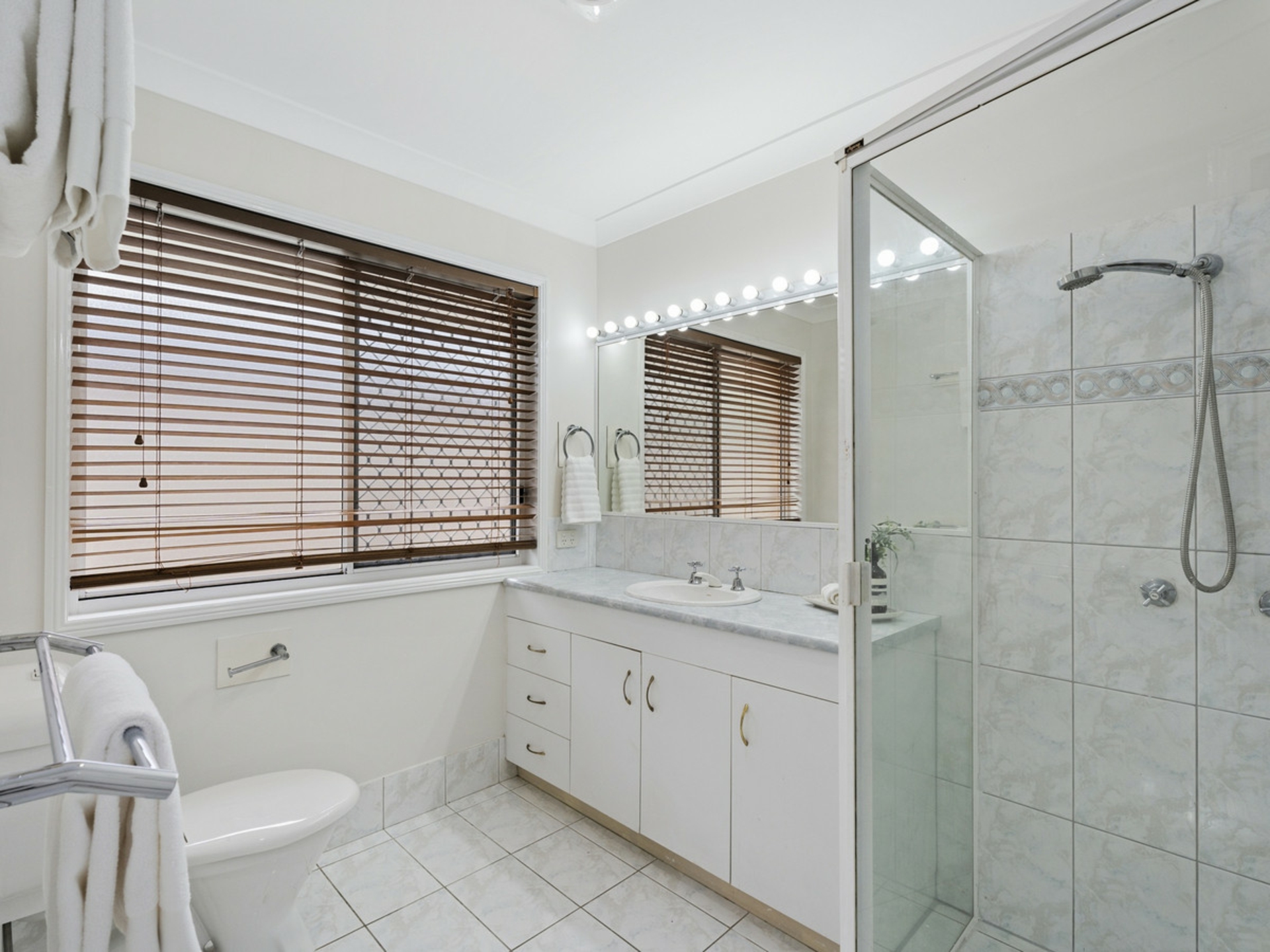 25 Lakeshore Drive, HELENSVALE