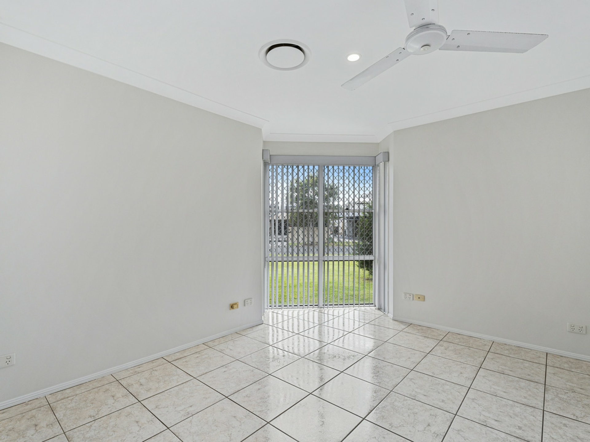 25 Lakeshore Drive, HELENSVALE