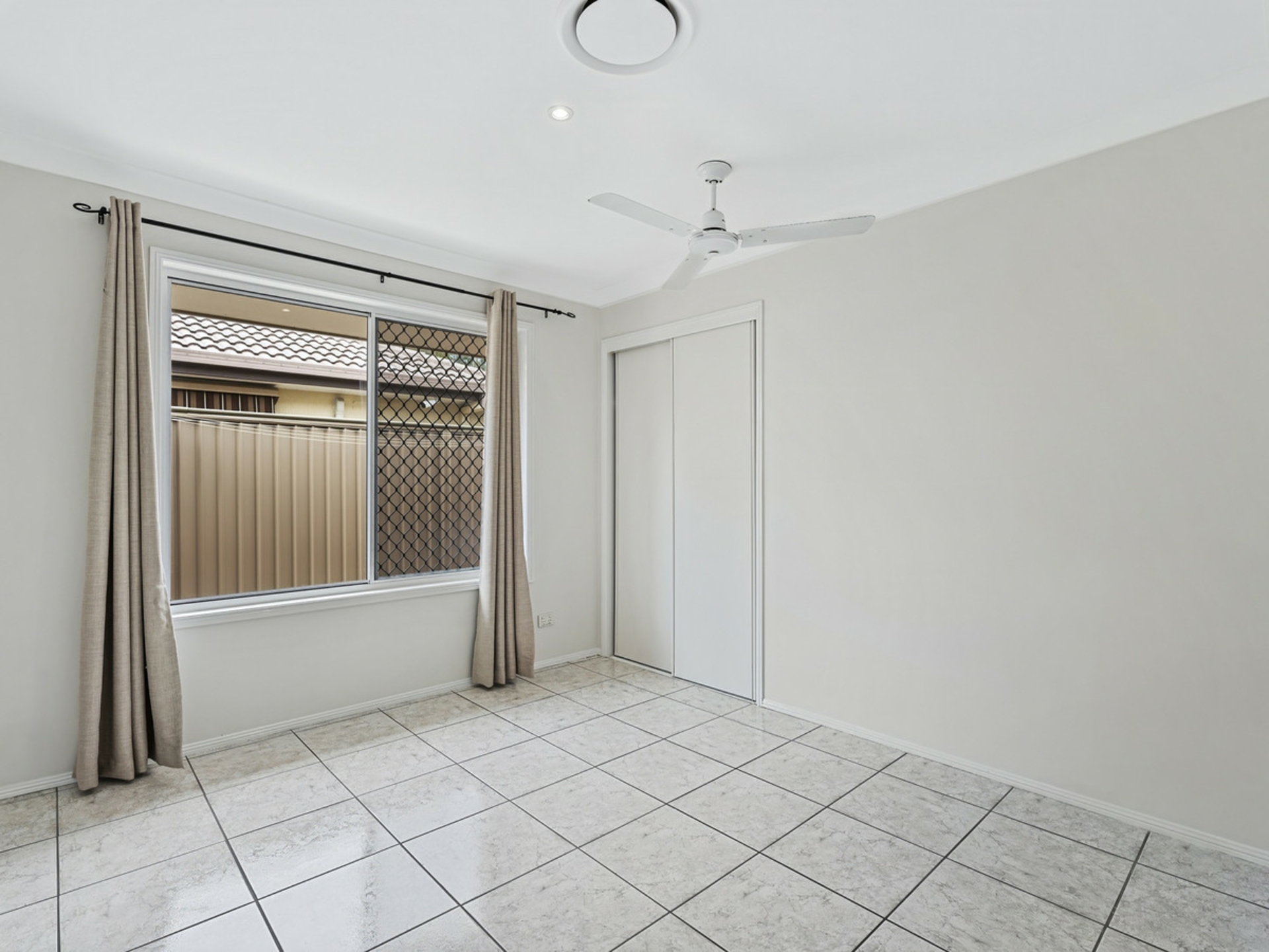 25 Lakeshore Drive, HELENSVALE