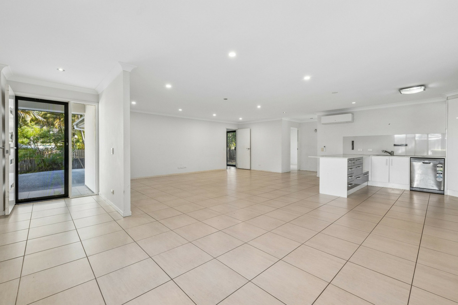2/4 Dampier Court — photo 2 of 29
