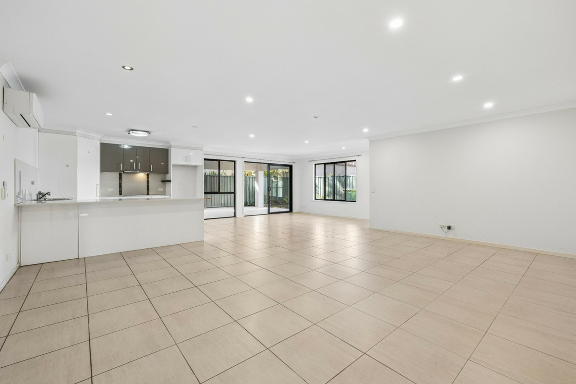 2/4 Dampier Court — photo 3 of 29