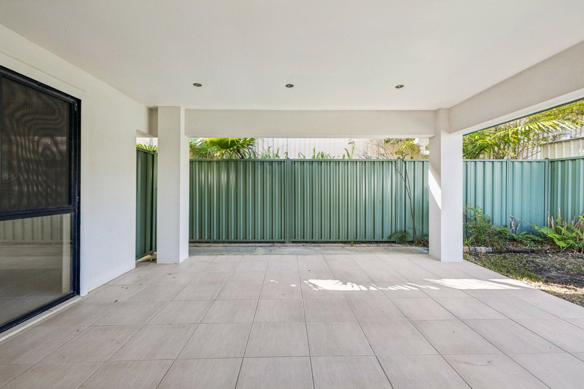 2/4 Dampier Court — photo 4 of 29