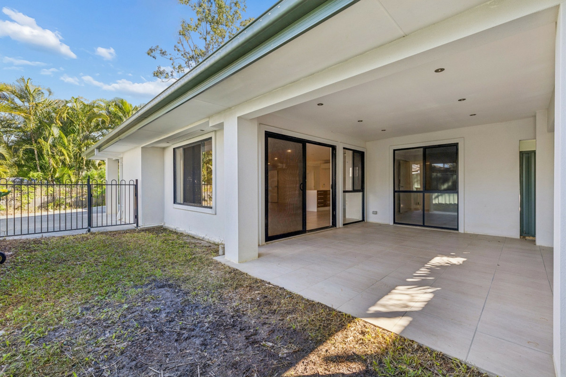 2/4 Dampier Court — photo 5 of 29