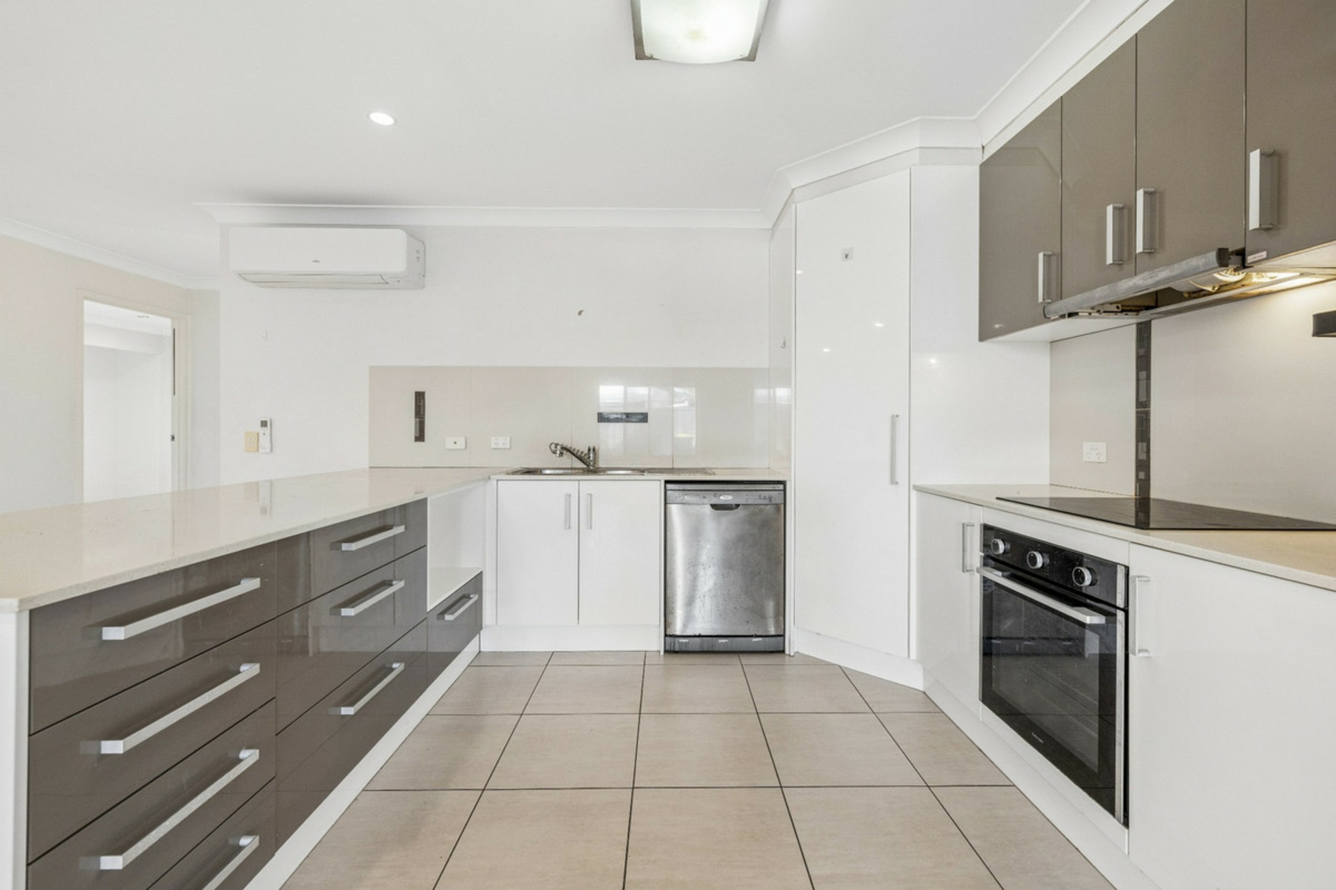 2/4 Dampier Court — photo 6 of 29