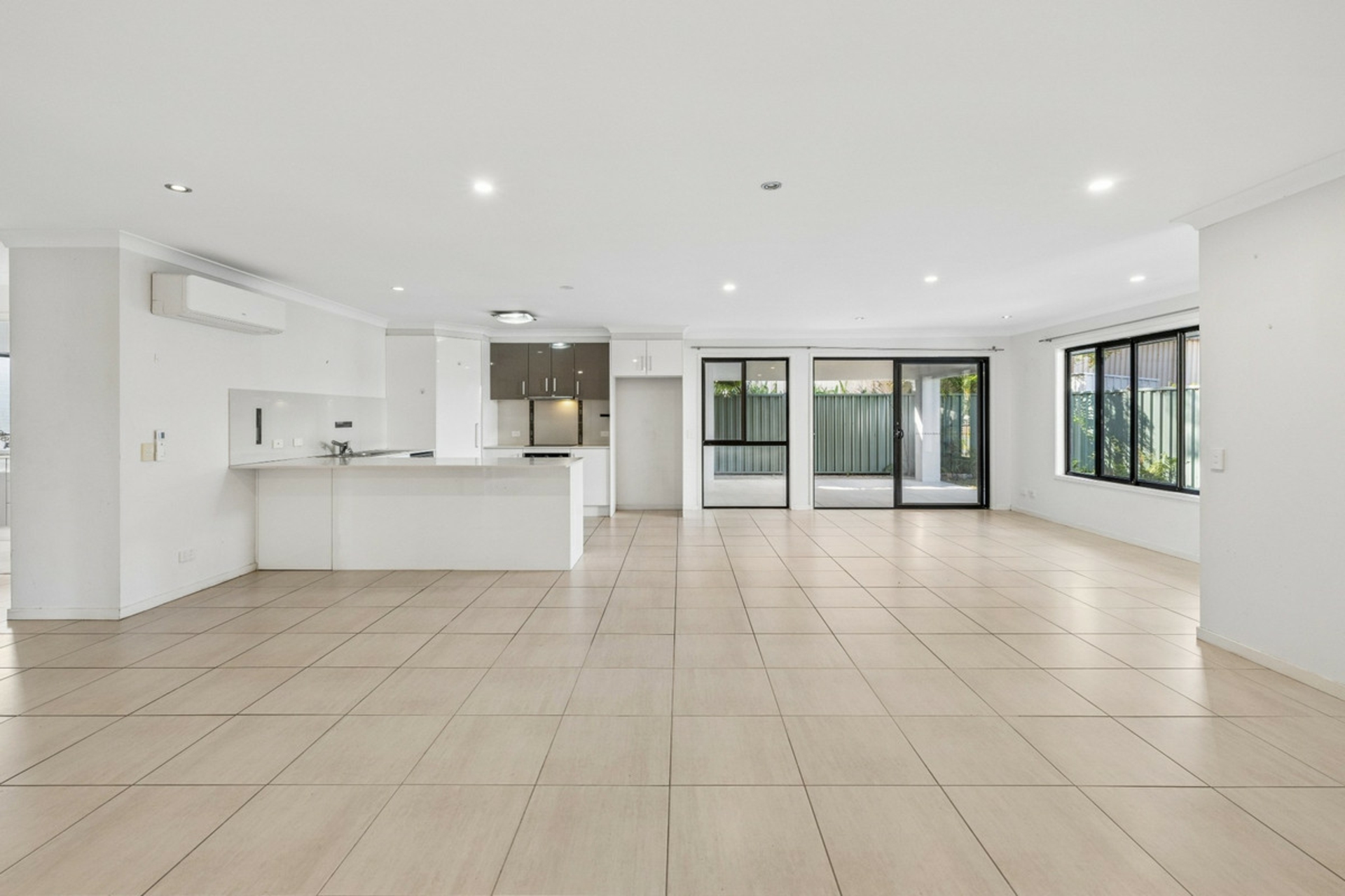 2/4 Dampier Court — photo 7 of 29