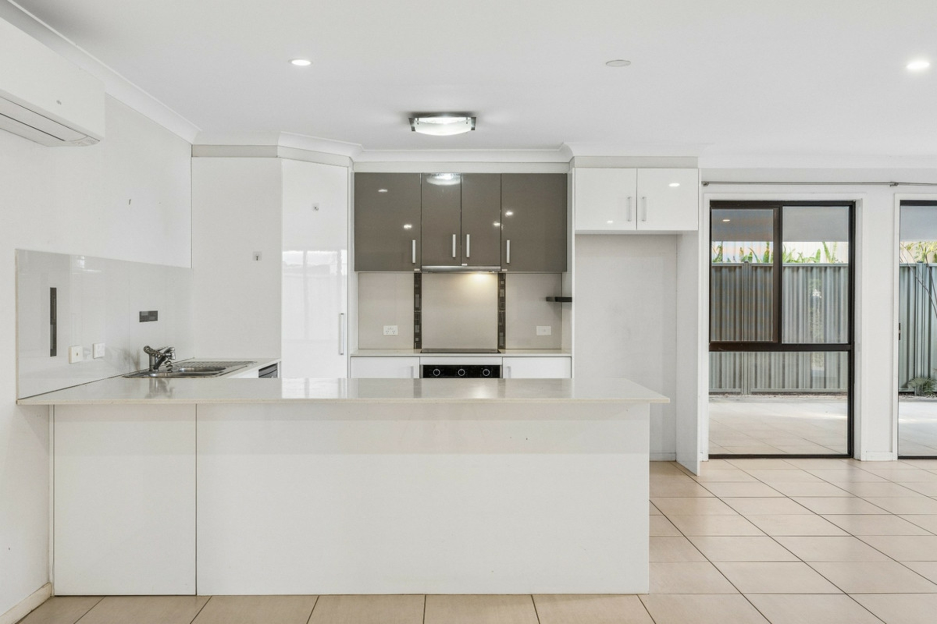 2/4 Dampier Court — photo 8 of 29