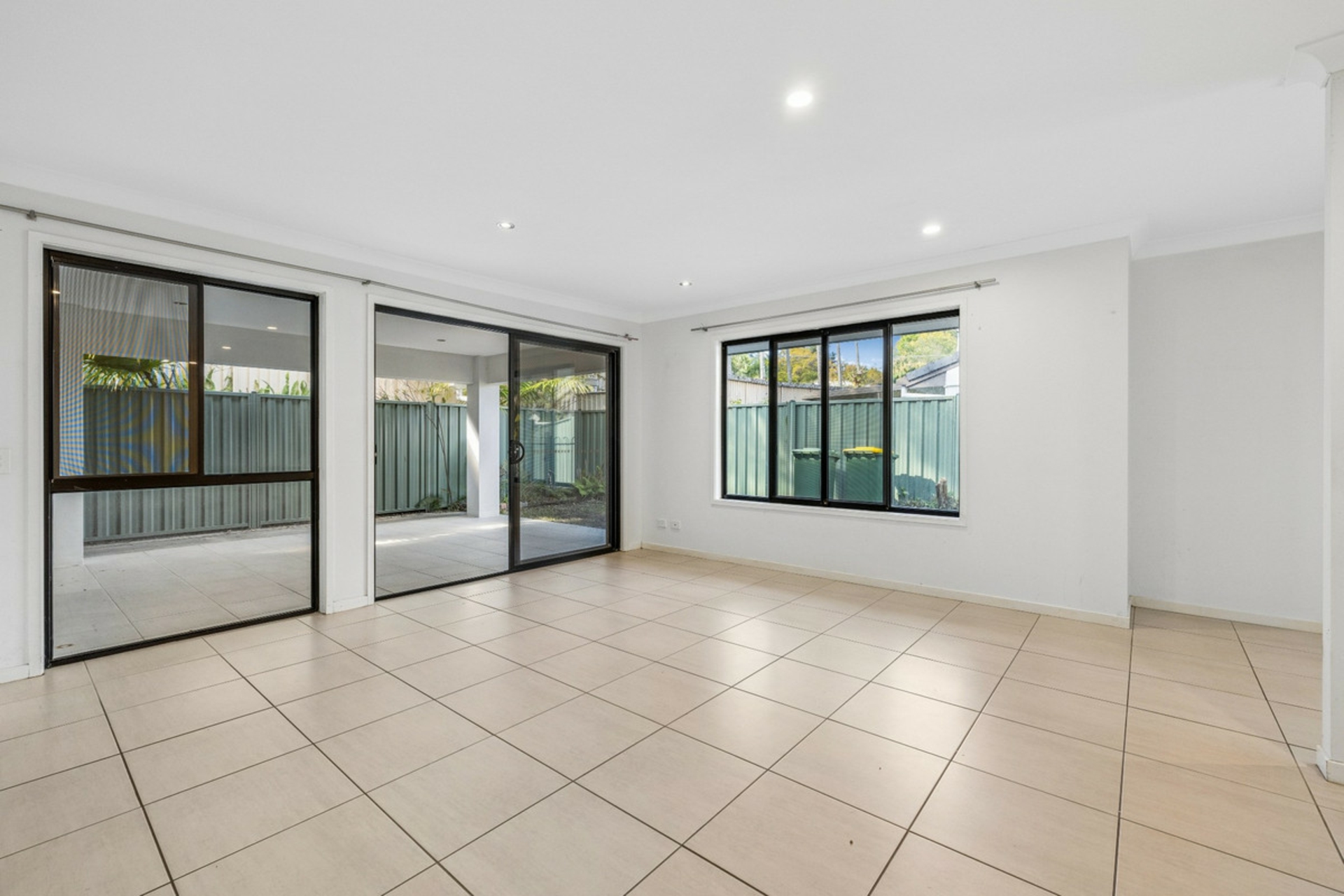 2/4 Dampier Court — photo 9 of 29
