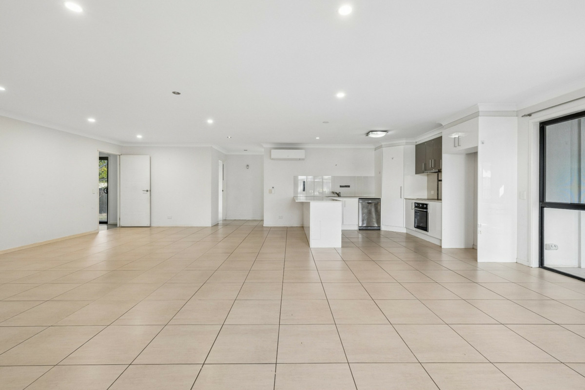 2/4 Dampier Court — photo 10 of 29