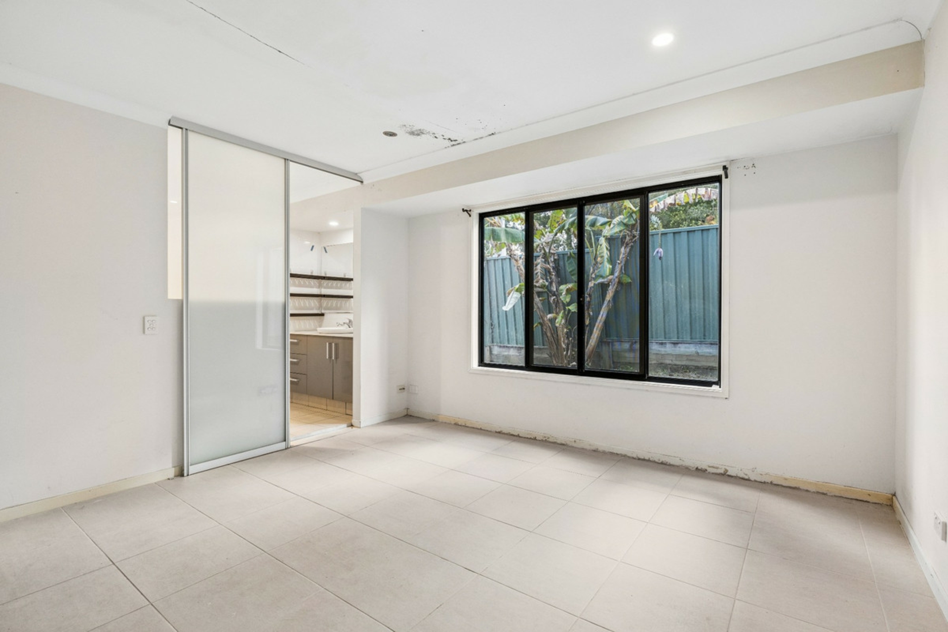 2/4 Dampier Court — photo 11 of 29