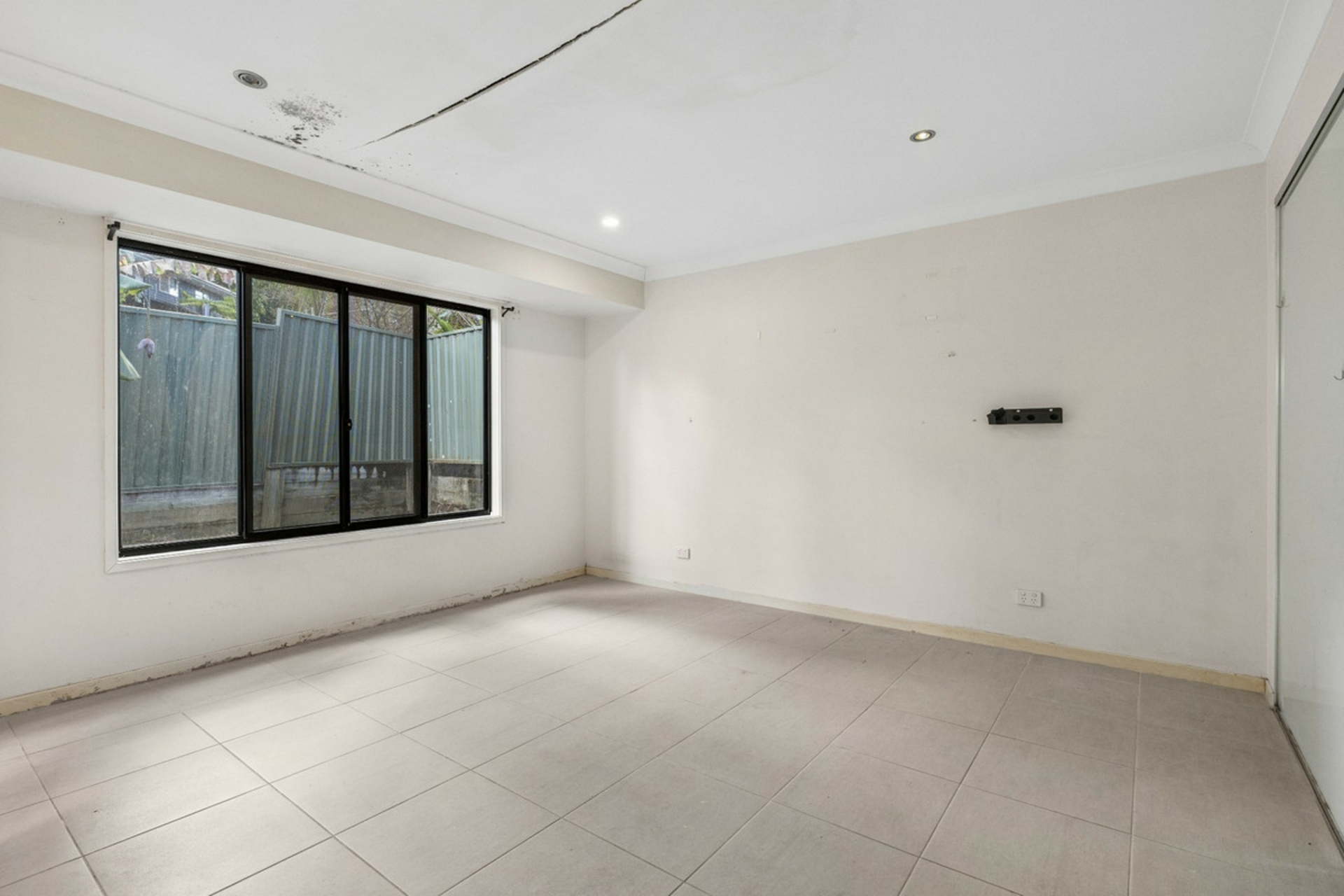 2/4 Dampier Court — photo 12 of 29