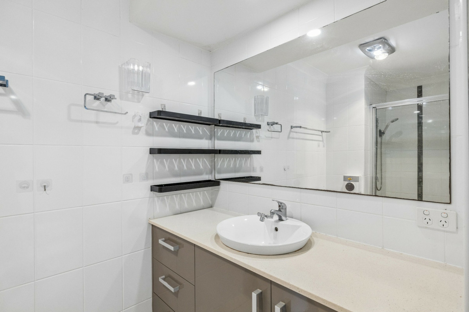2/4 Dampier Court — photo 13 of 29