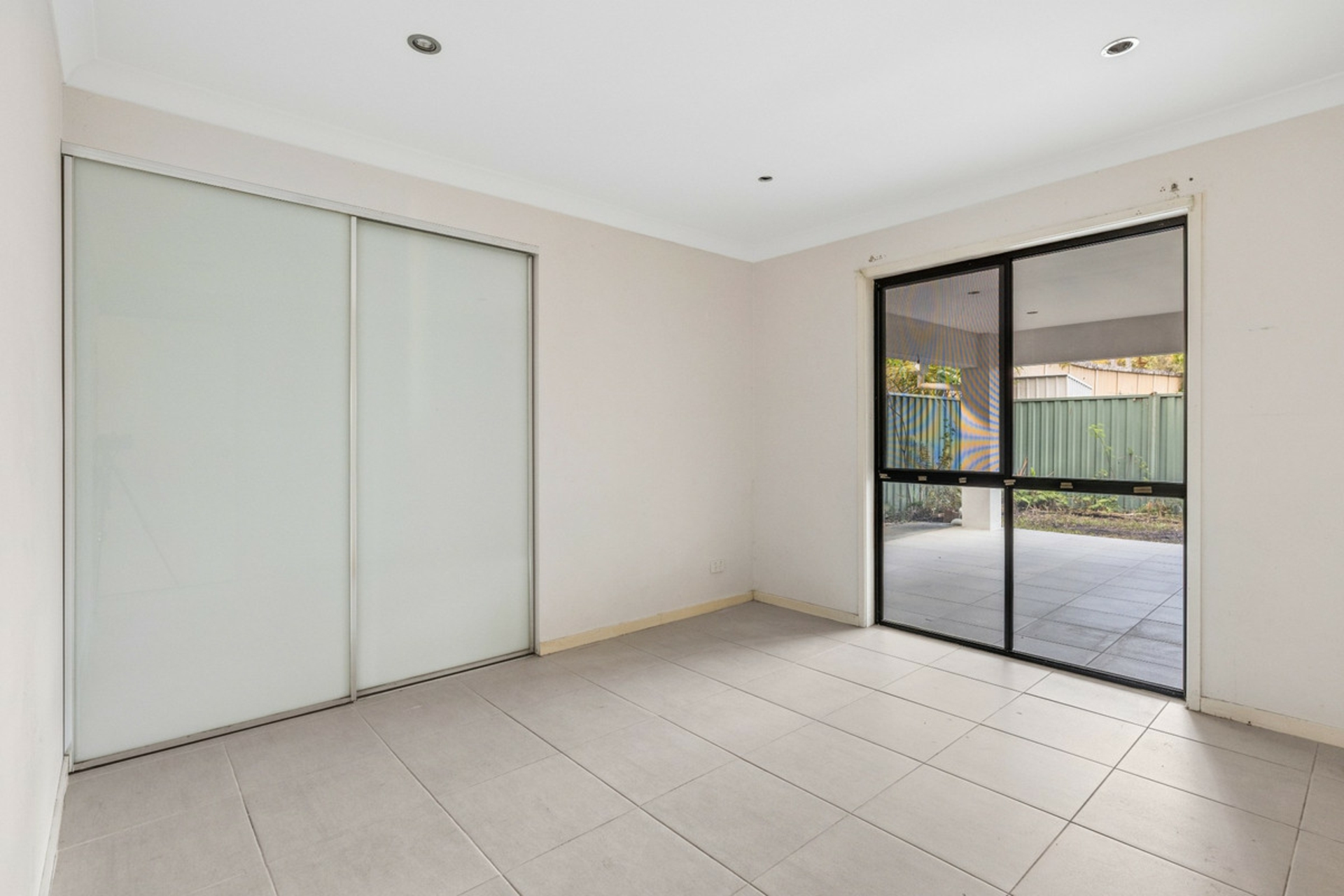 2/4 Dampier Court — photo 14 of 29